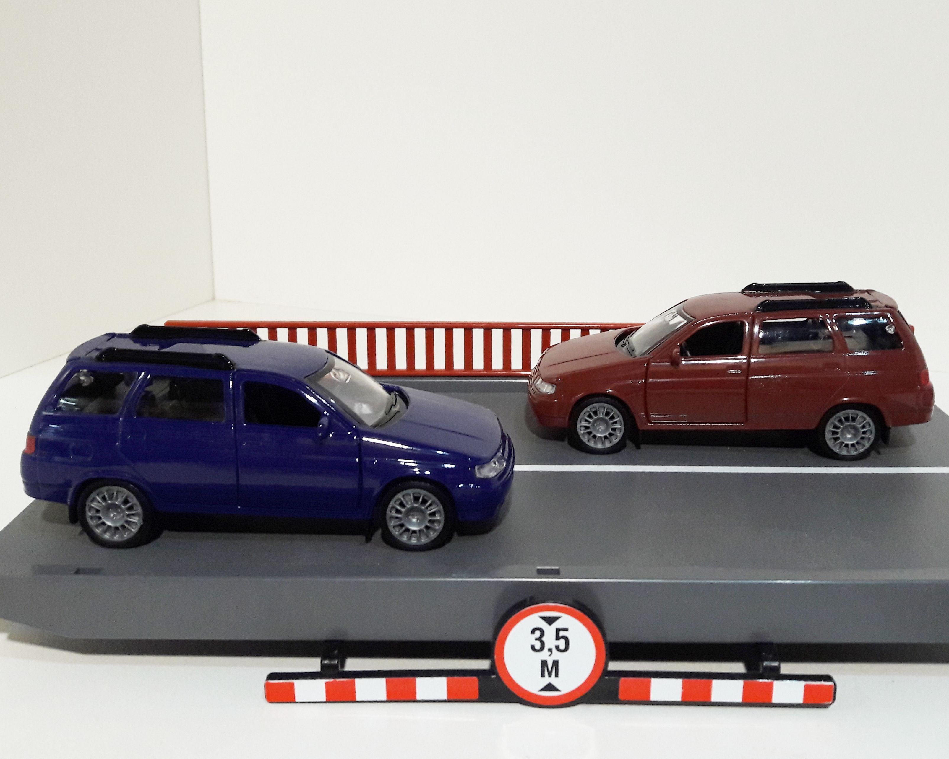 Металлическая инерционная машинка универсал 2111 бордовая