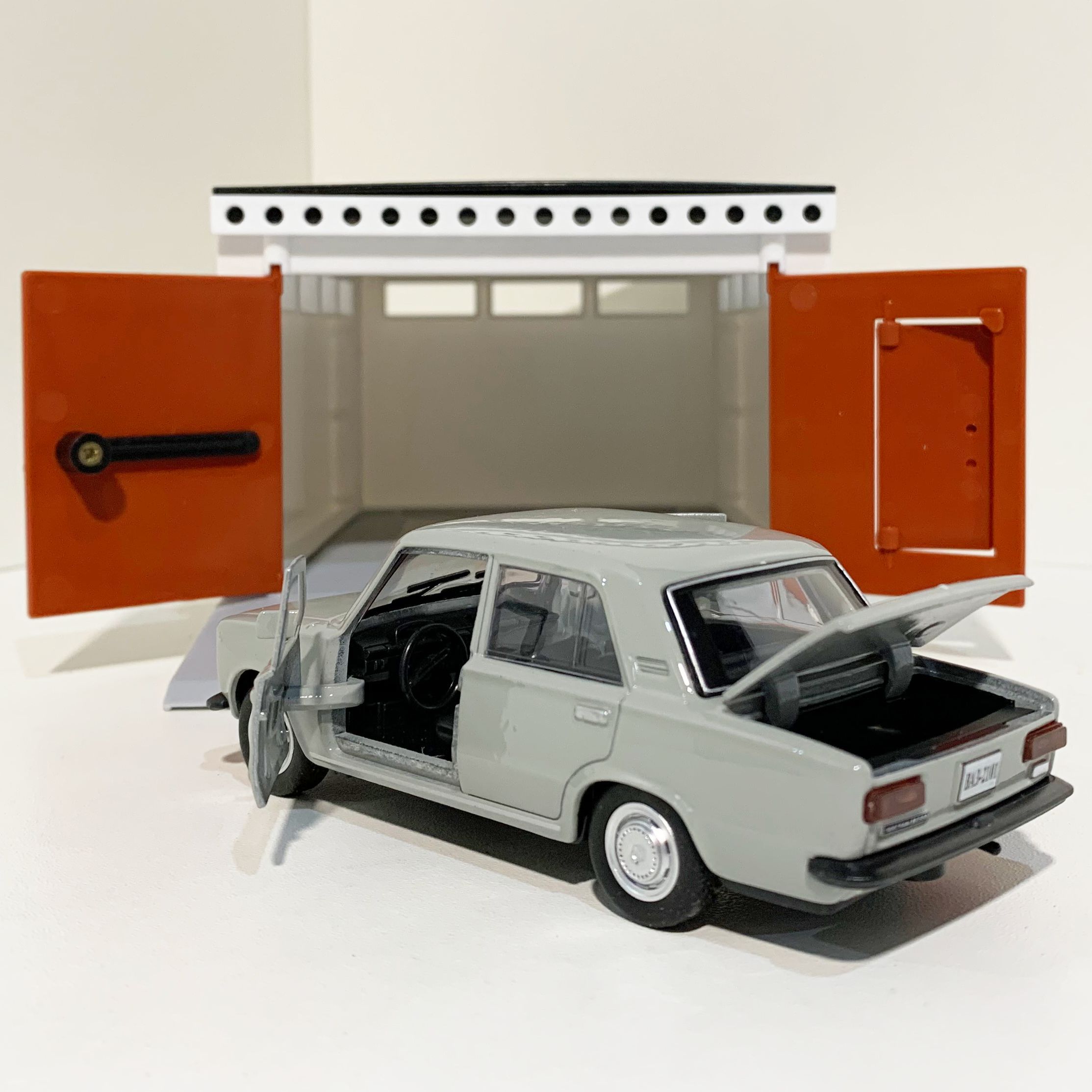 Гараж с распашными воротами и металлическая машинка 12 см модель ВАЗ 2101 инерция, 2 откр. двери и багажник - серая