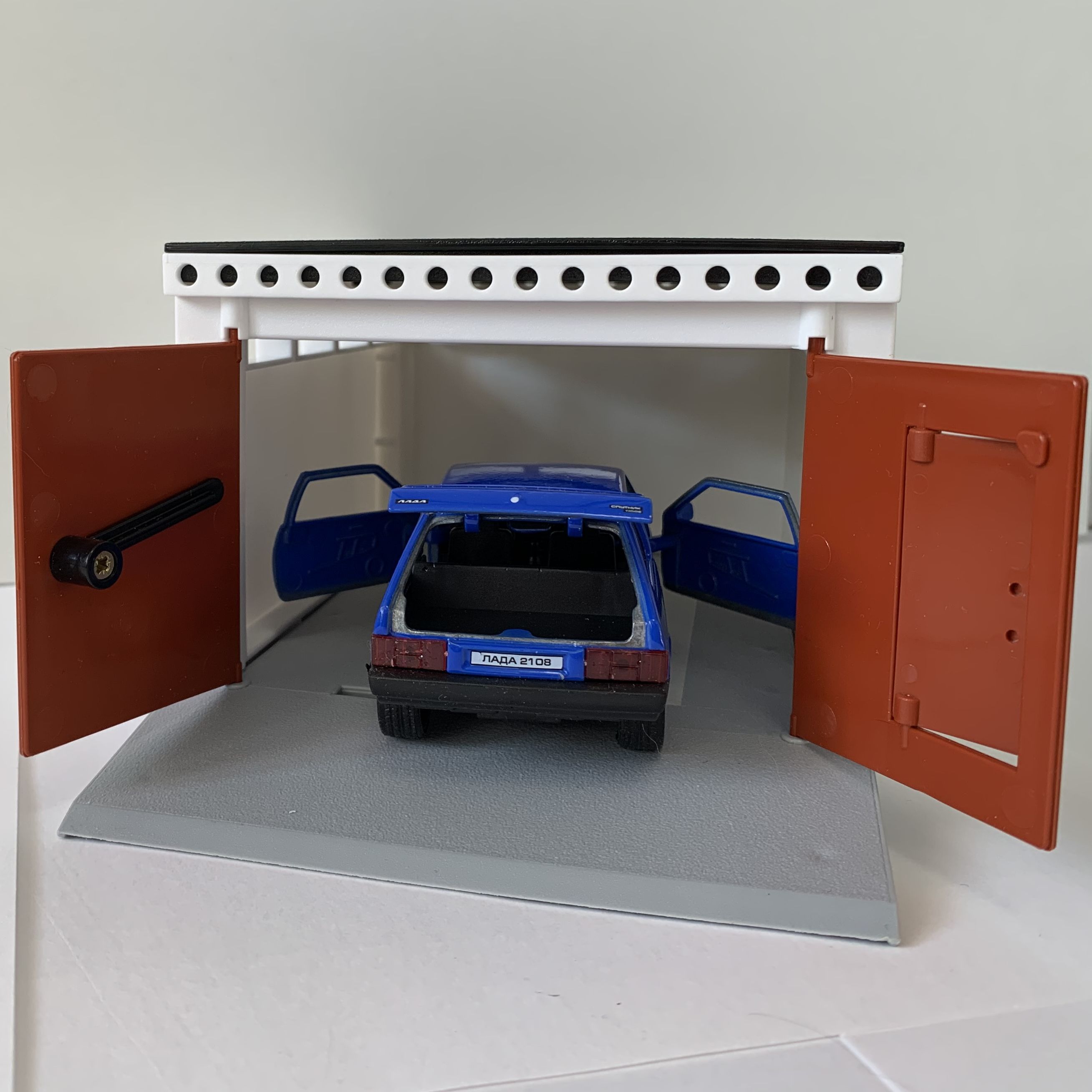 Гараж разборный с распашными воротами РЕТРО и легковая металлическая машинка 2108 12 см с инерционным механизмом и открывающимися дверями синяя