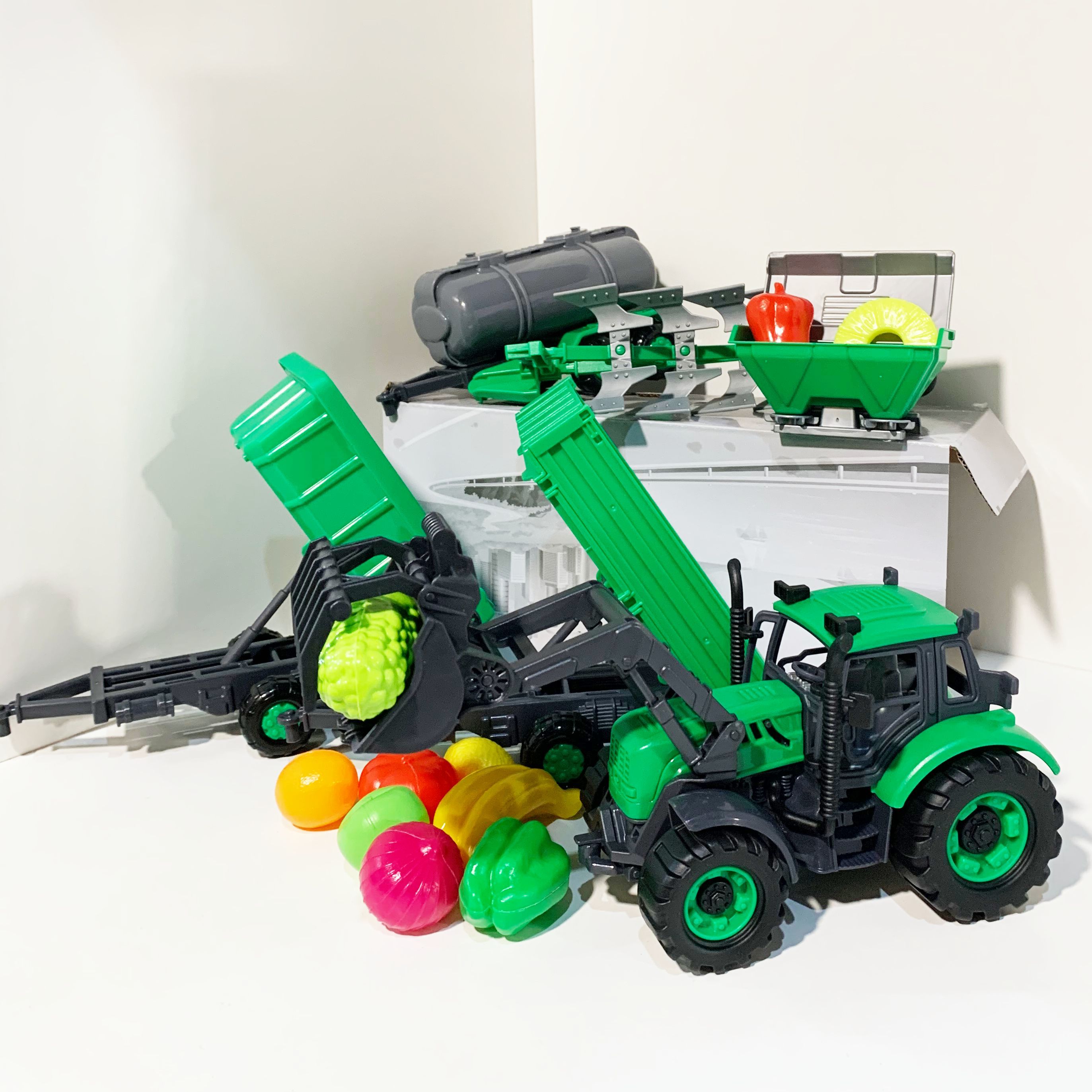 Набор Трактор с захватом, 5 прицепов и 10 мини овощей и фруктов (зеленый)
