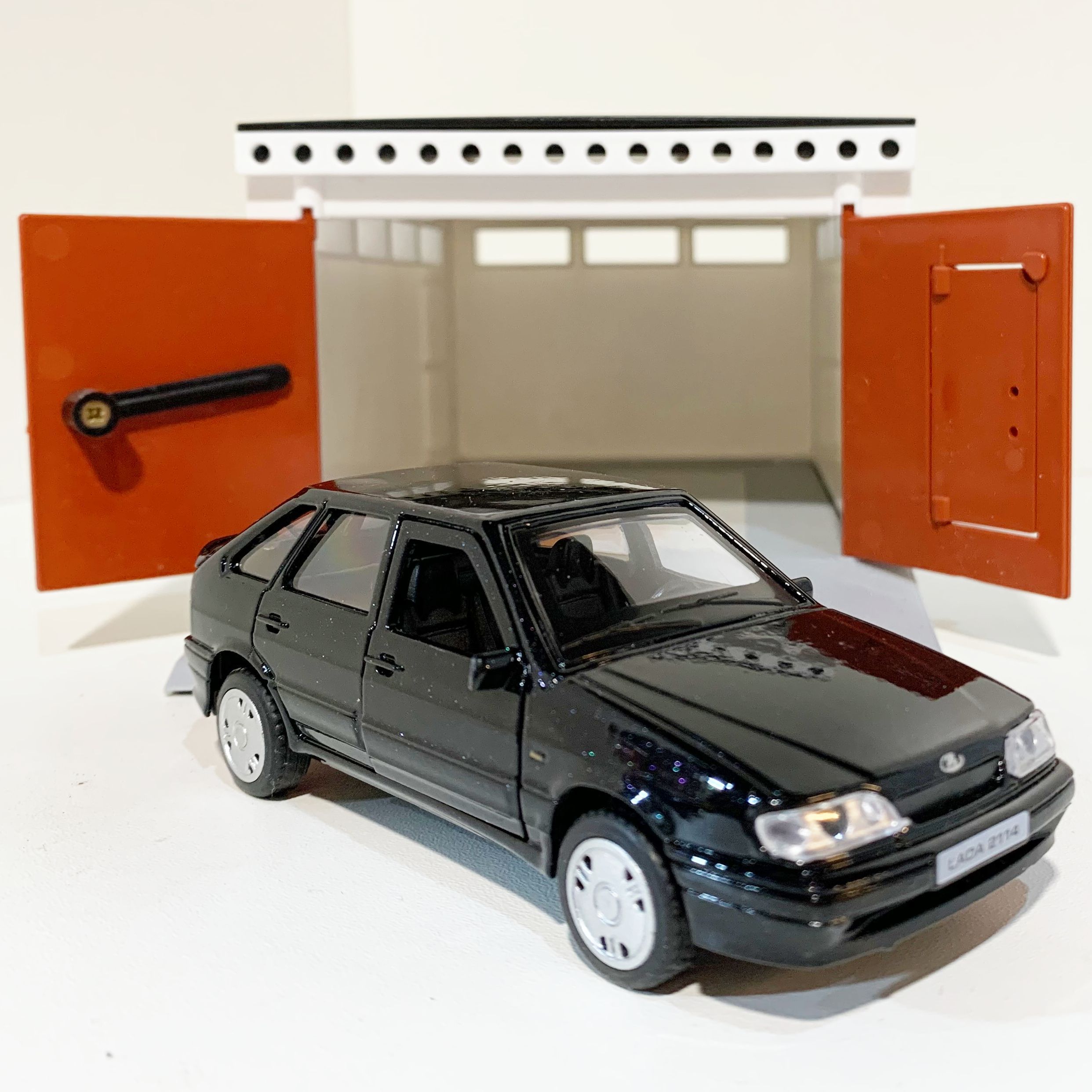 Гараж с распашными воротами и металлическая инерционная машинка ВАЗ 2114 с открывающимися дверями и багажником черная