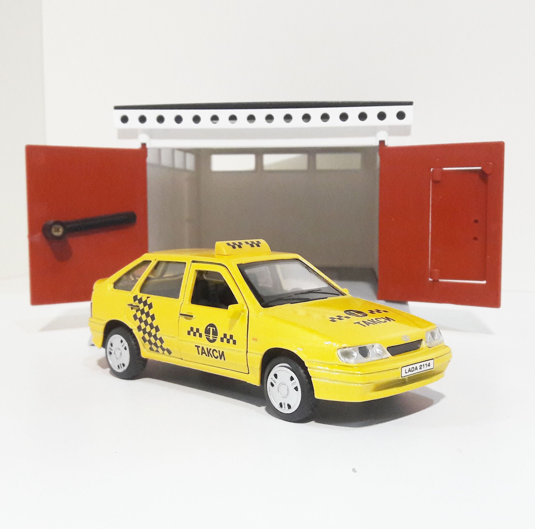 Гараж с распашными воротами и металлическая инерционная машинка ВАЗ 2114 с открывающимися дверями и багажником такси