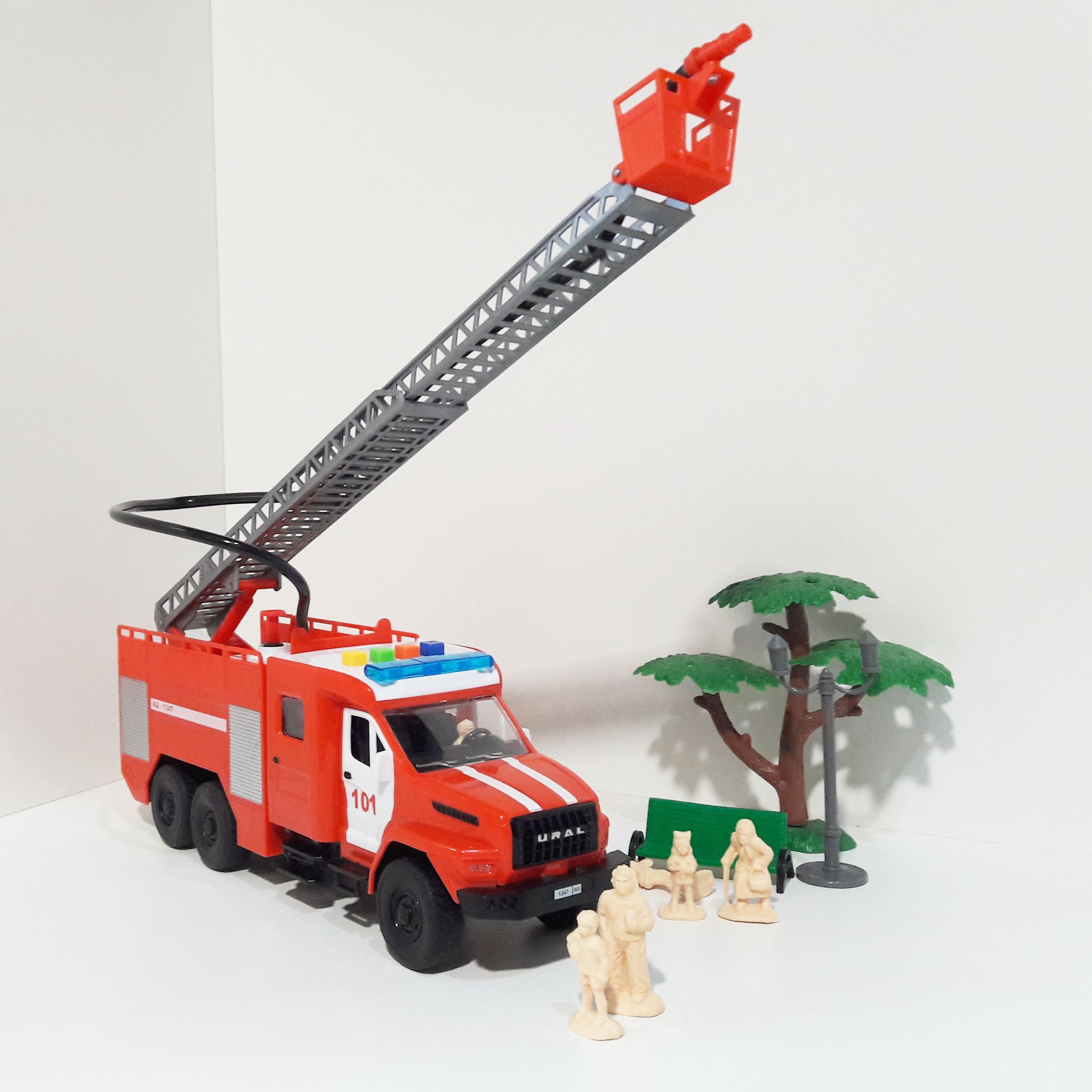 Пожарная машина 28 см с водой, насосом, цистерной и 6-ю фигурками людей -свет, звук, инерция