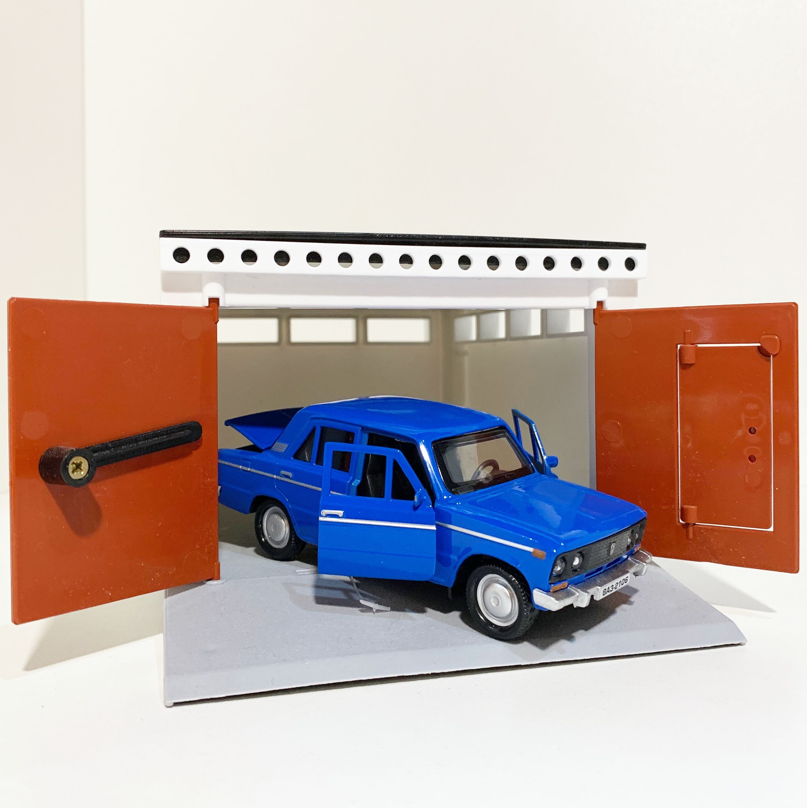 Гараж с распашными воротами и металлическая инерционная машинка ВАЗ 2106 с открывающимися дверями и багажником синяя