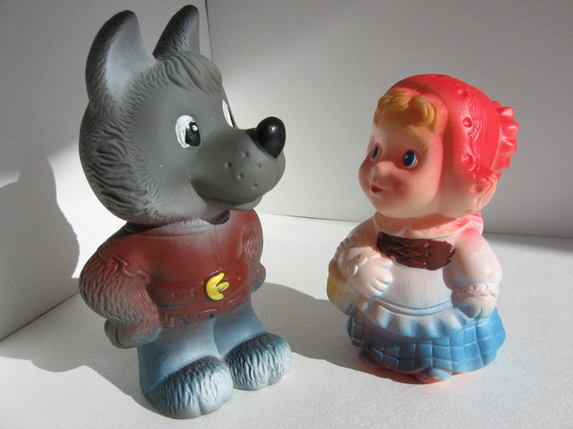 Фигурка волка и Красной Шапочки.