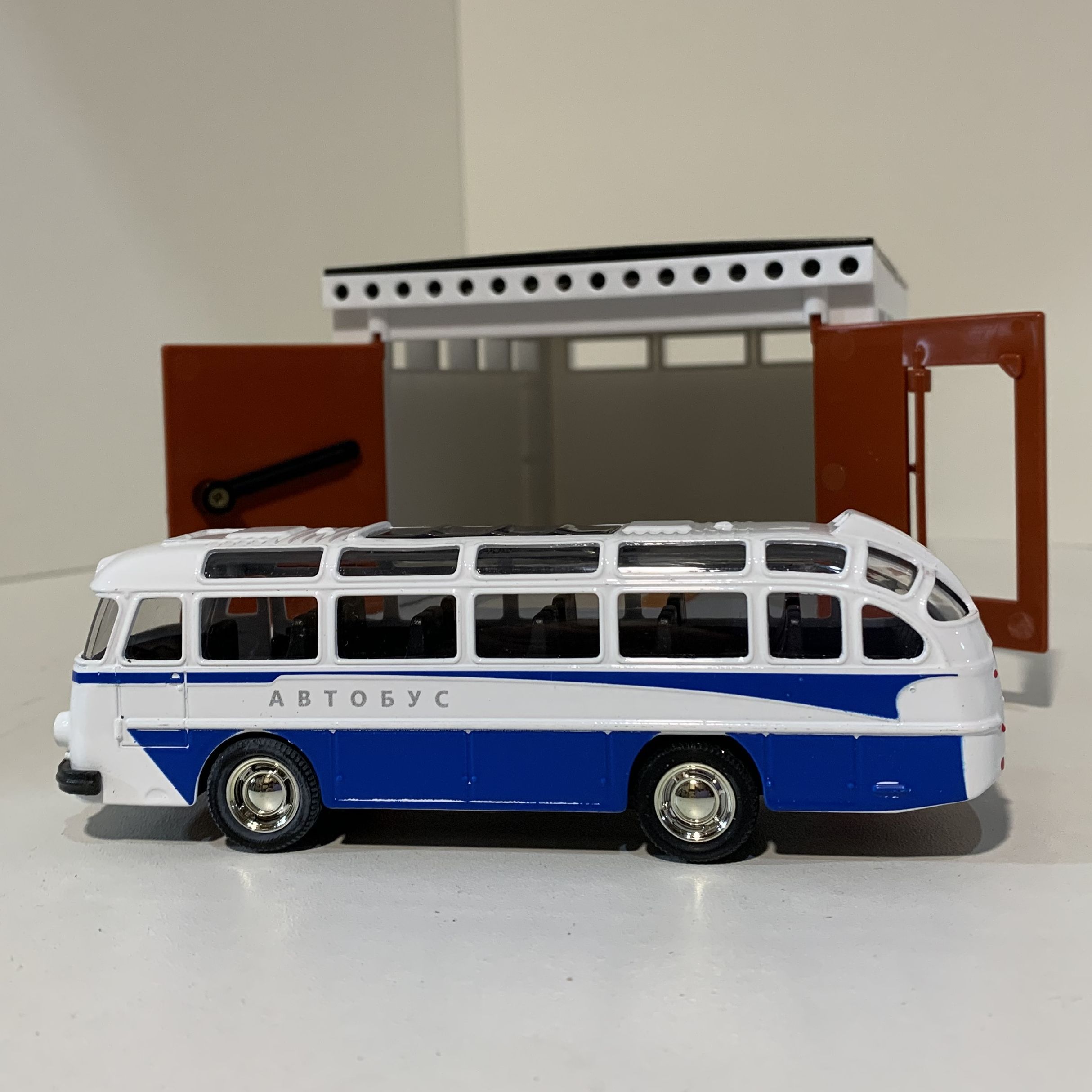 Детский гараж с распашными воротами и металлический инерционный ретро автобус ЛАЗ 695 голубой