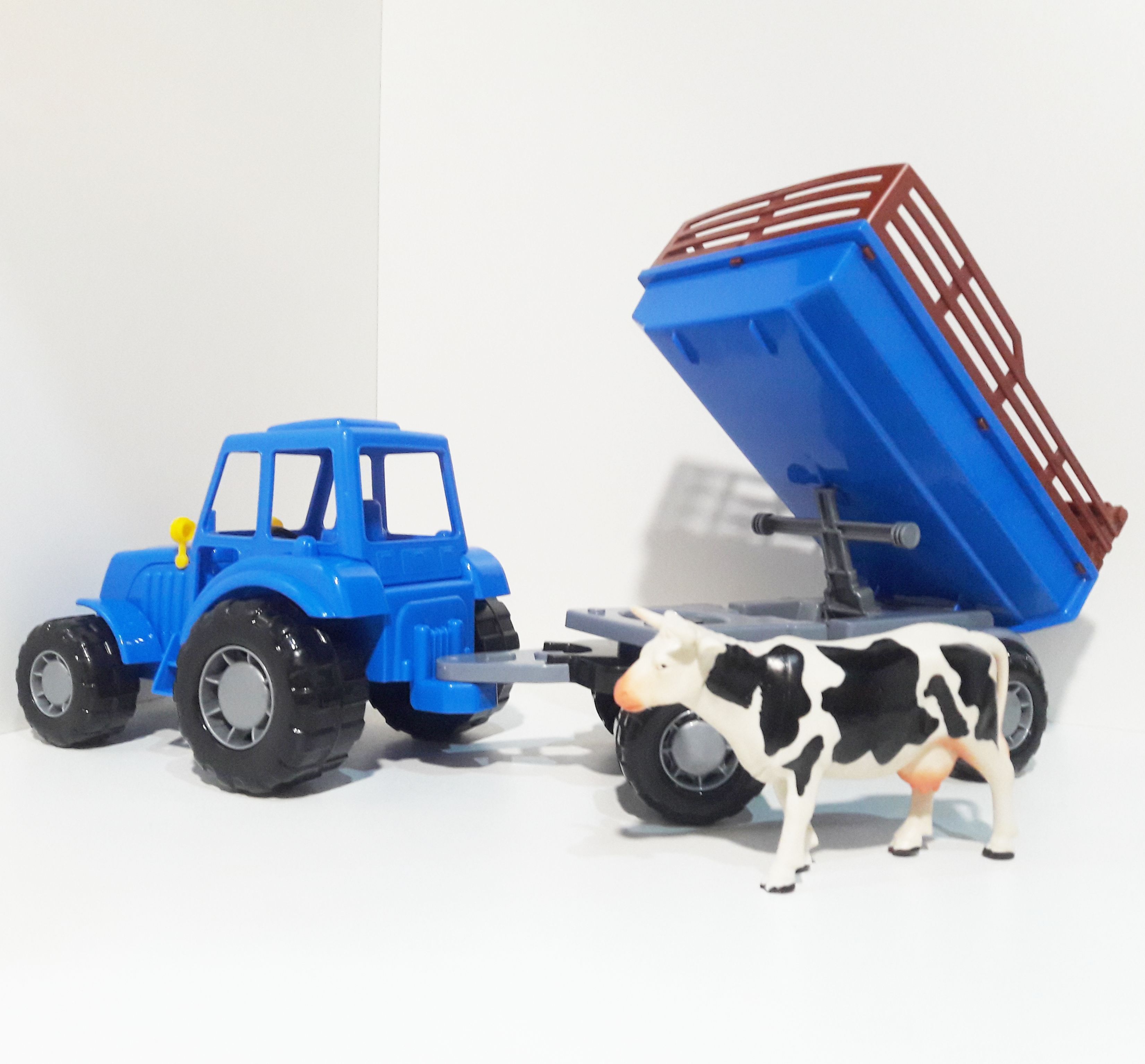 Синий трактор с прицепом 44 см и животное корова