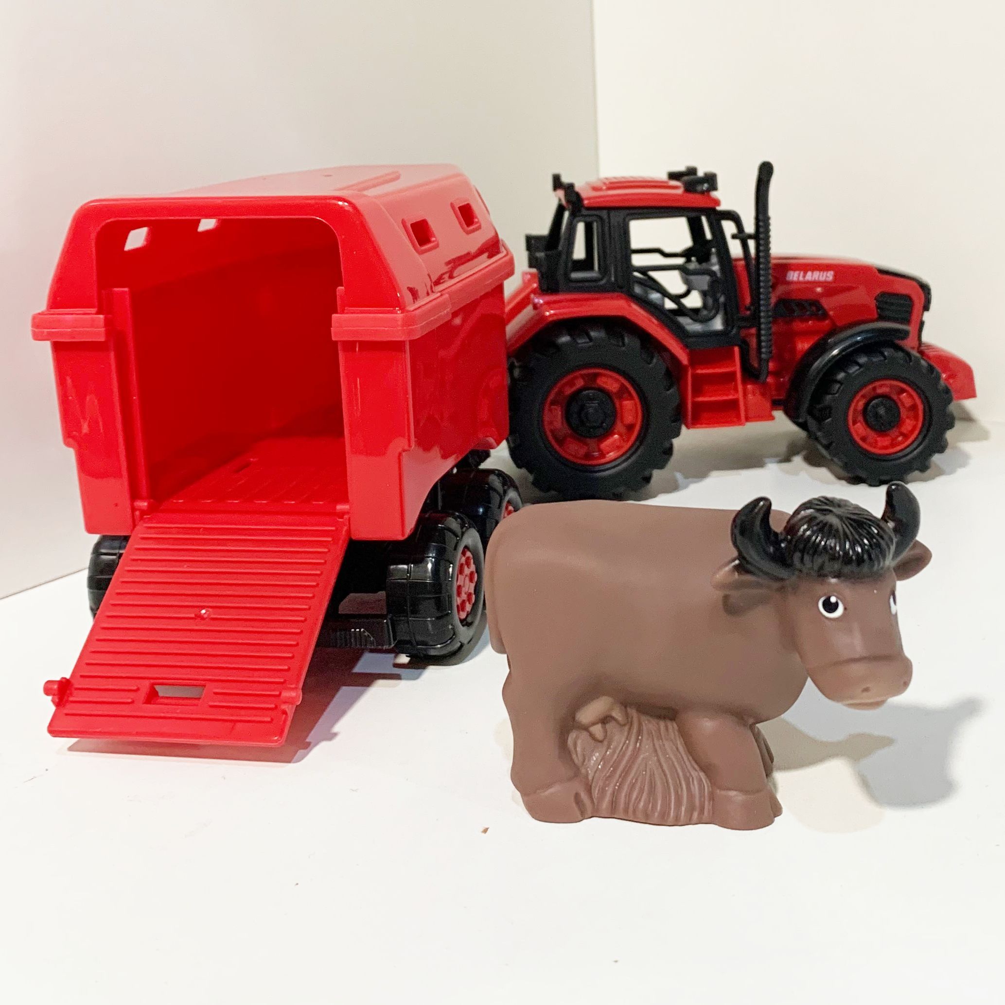 Инерционный трактор BELARUS с прицепом для перевозки 37 см и животным-коровкой 12 см