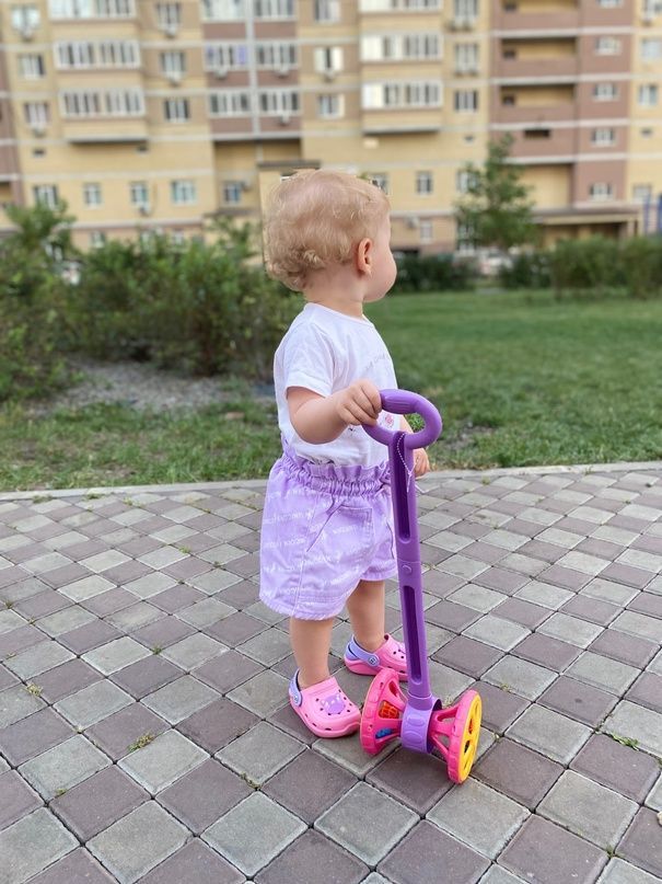 Игрушка-каталка с ручкой длина 55 см, высота хвата 41 см и 2-мя колесами фиолетовая
