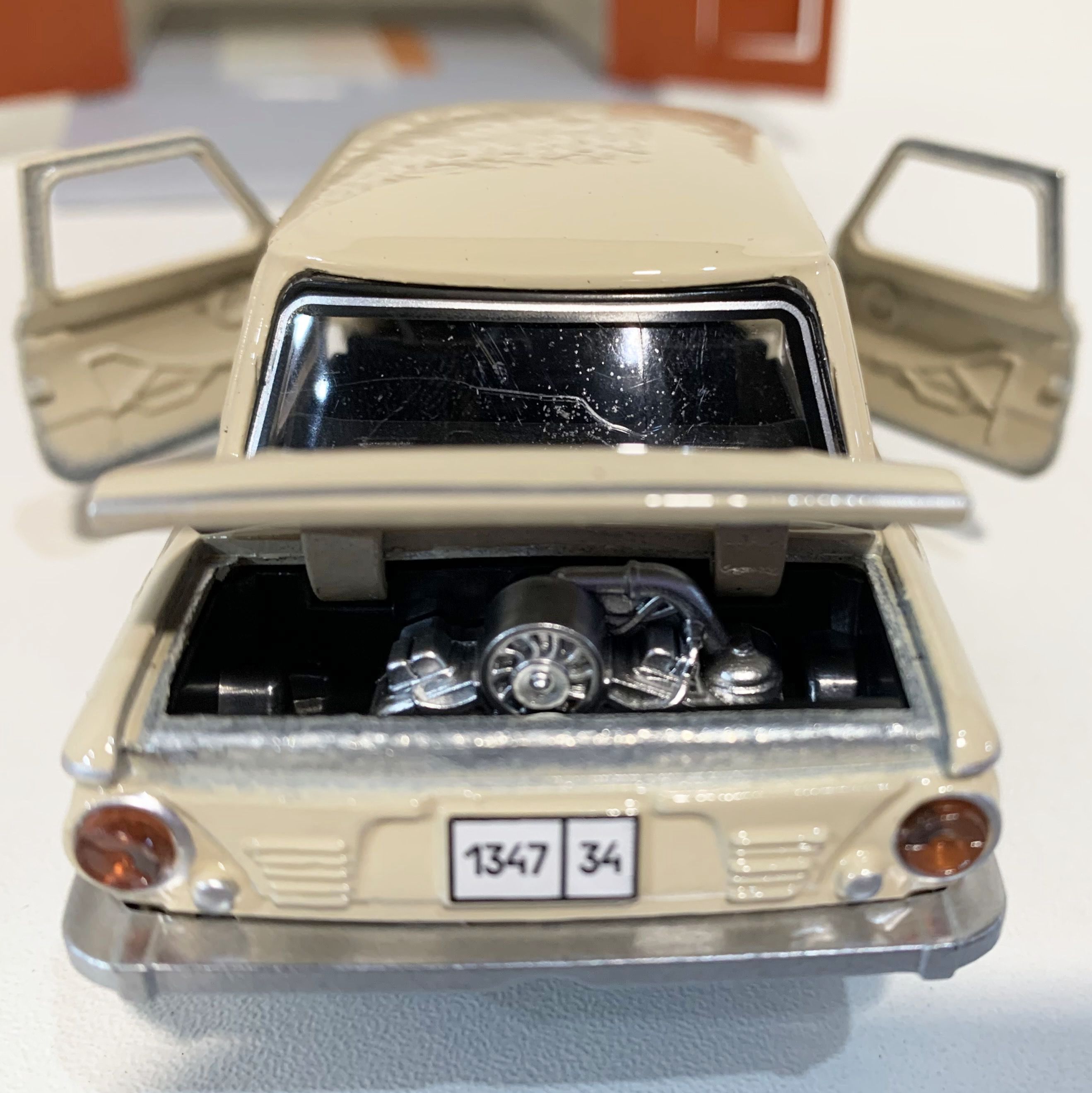 Гараж с распашными воротами и металлическая инерционная машинка модель Запорожец ЗАЗ-968А с 2-мя открывающимися дверями 12 см - бежевый