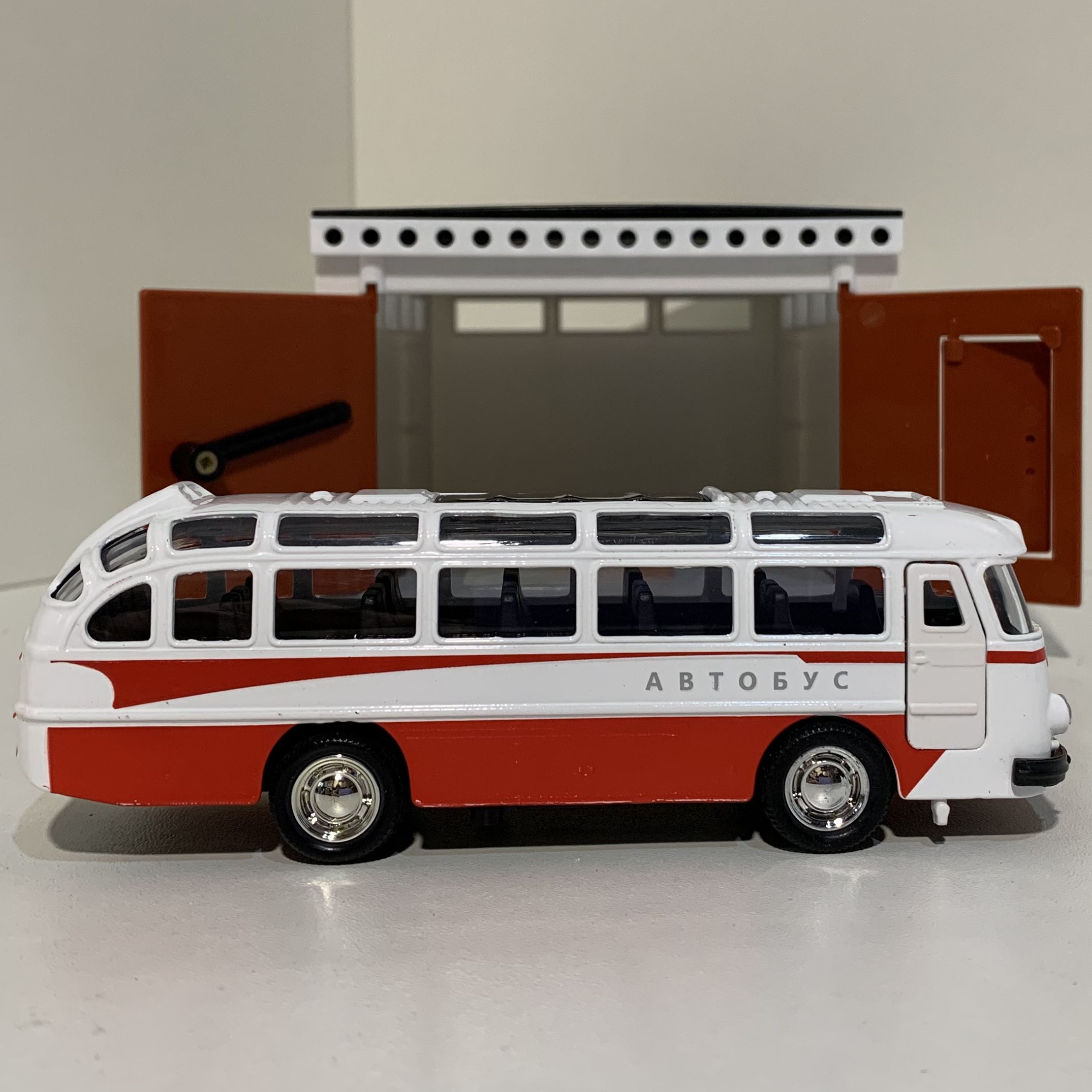 Детский гараж с распашными воротами и металлический инерционный ретро автобус ЛАЗ 695 красный