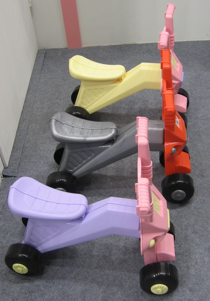 Каталка Мишка огонек с подарочным песочным набором