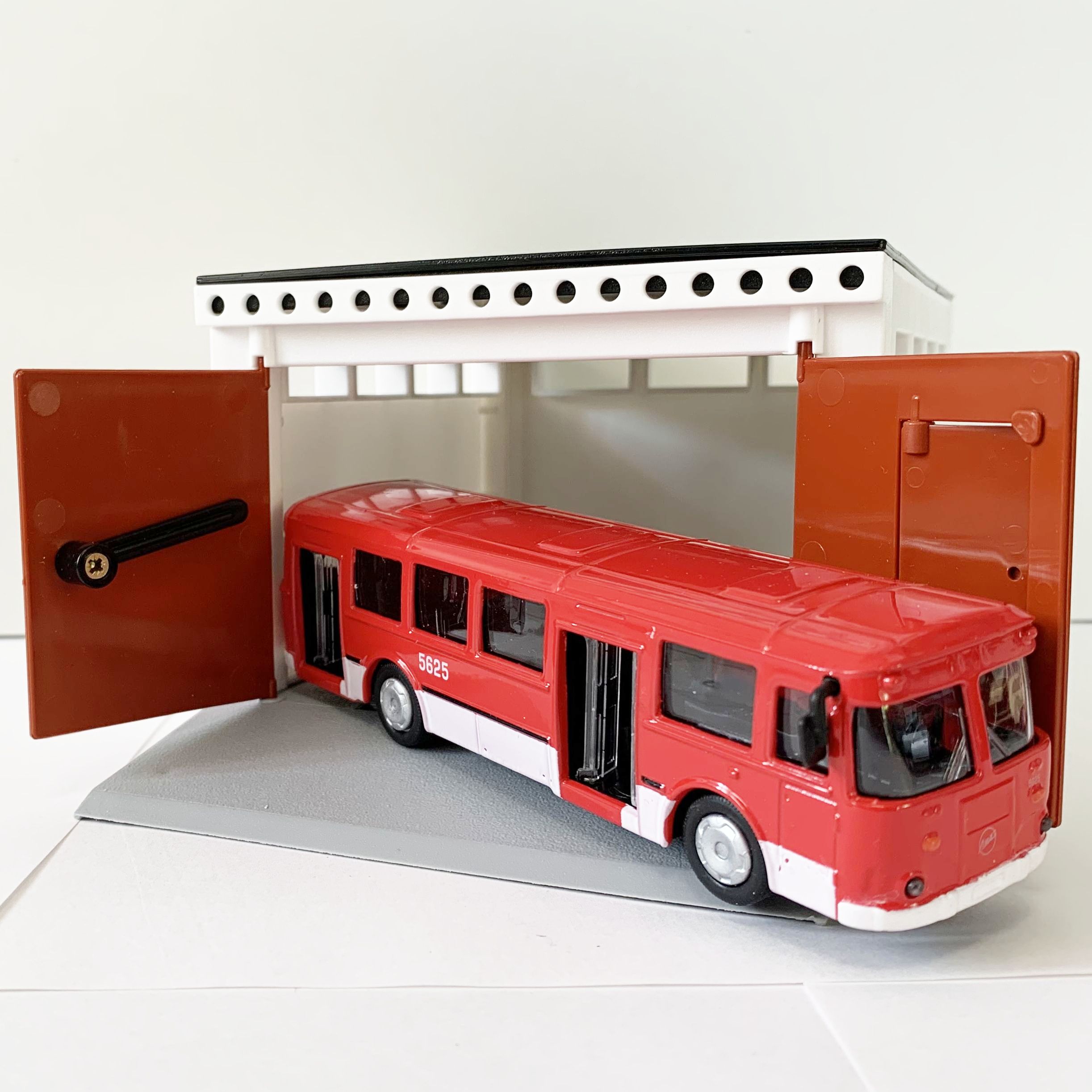 Гаражный бокс - автобус 15 см с металлическим кузовом и инерционным моторчиком  красный