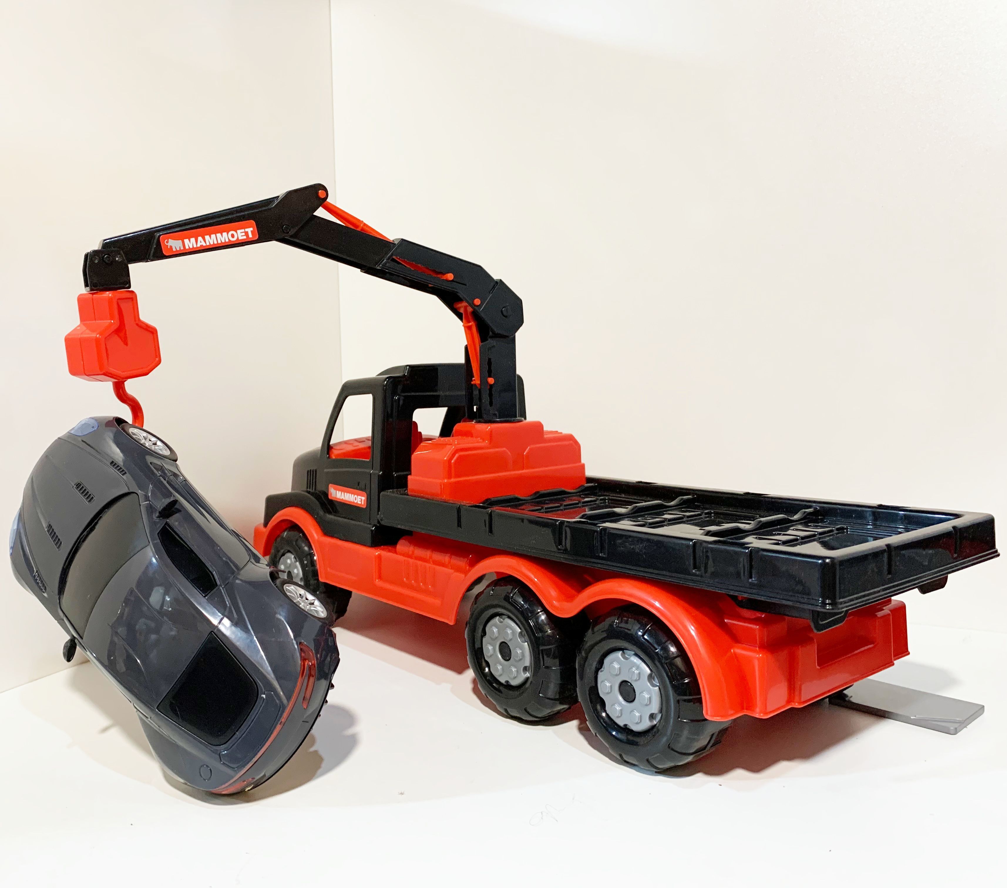 Набор 2 в 1 - грузовик эвакуатор с краном для погрузки на платформу с машинкой 21 см и 3-х контейнерный мусоровоз 47 см черно-красный