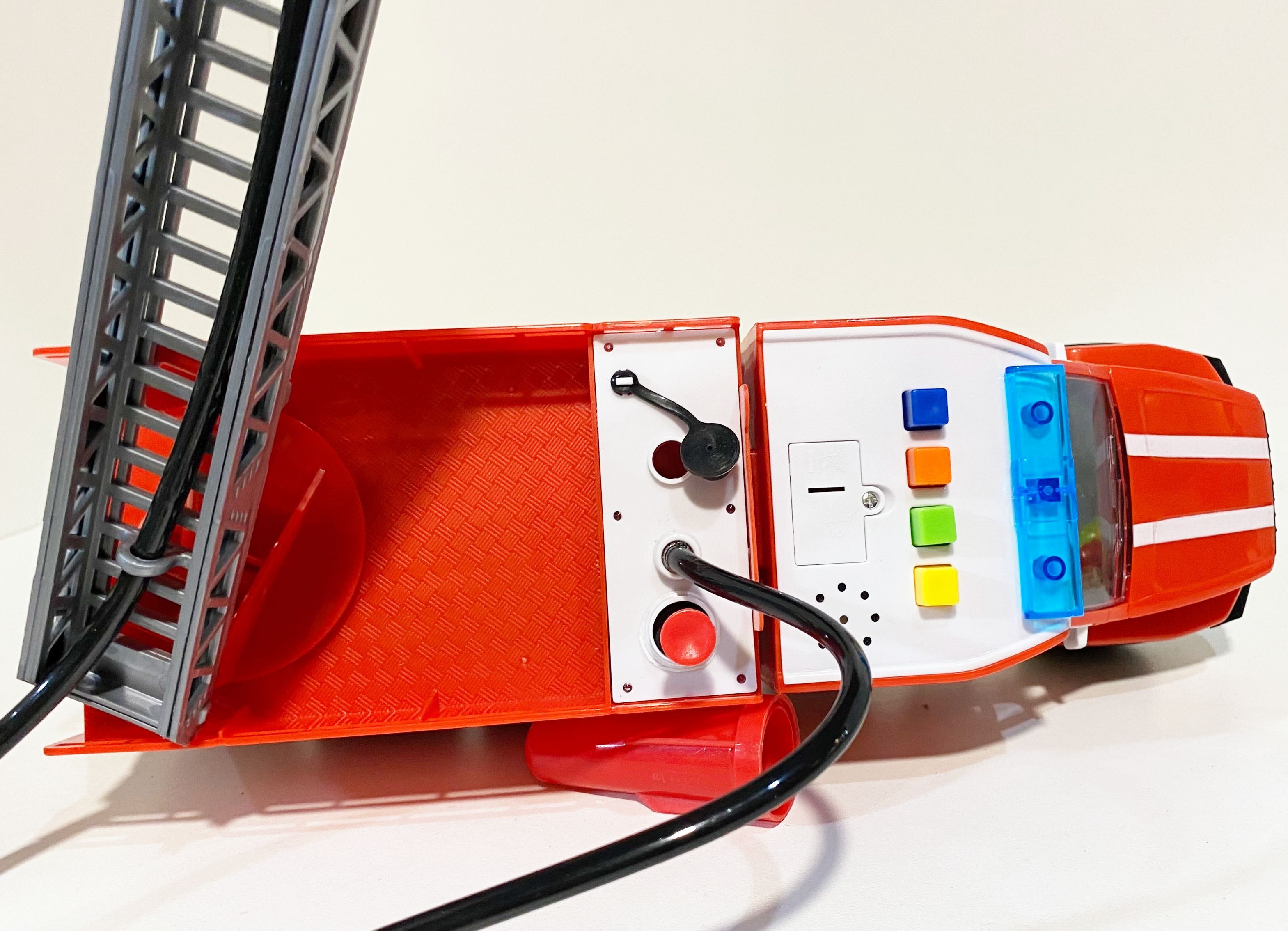 Реалистичная пожарная машина 28 см с цистерной и насосом для разбрызгивания воды свет, звук, инерция