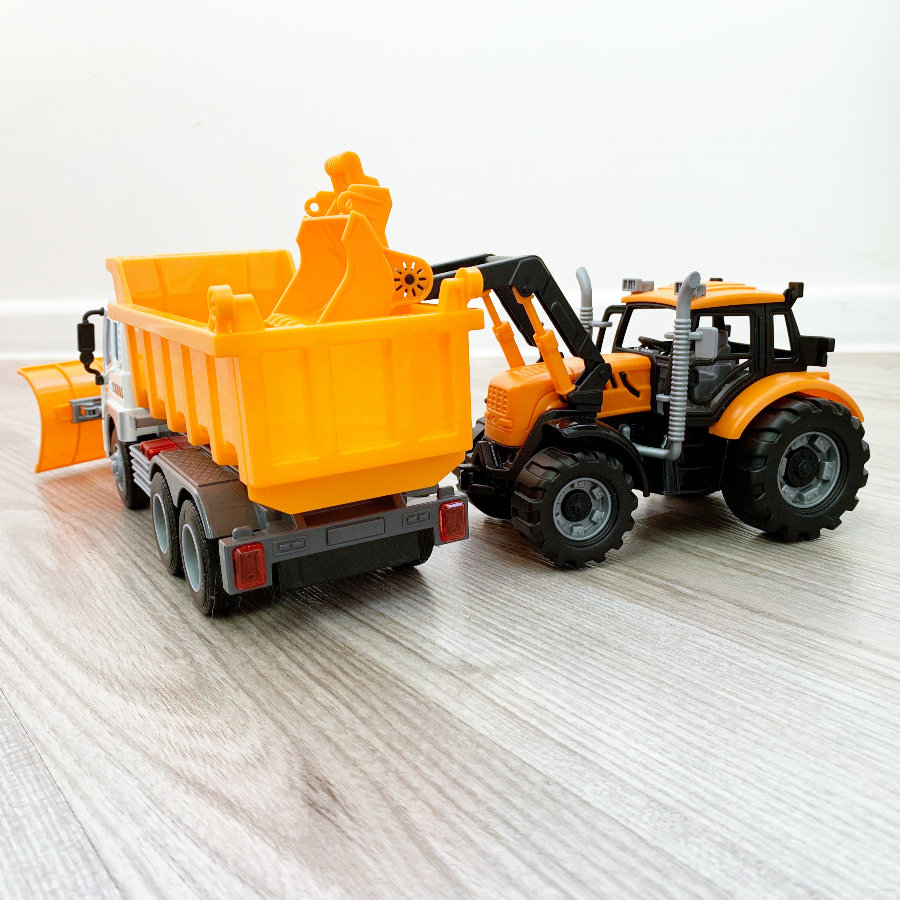 Набор снегоуборочной техники: самосвал и трактор-погрузчик Полесье Набор снегоуборочной техники: самосвал и трактор-погрузчик Полесье