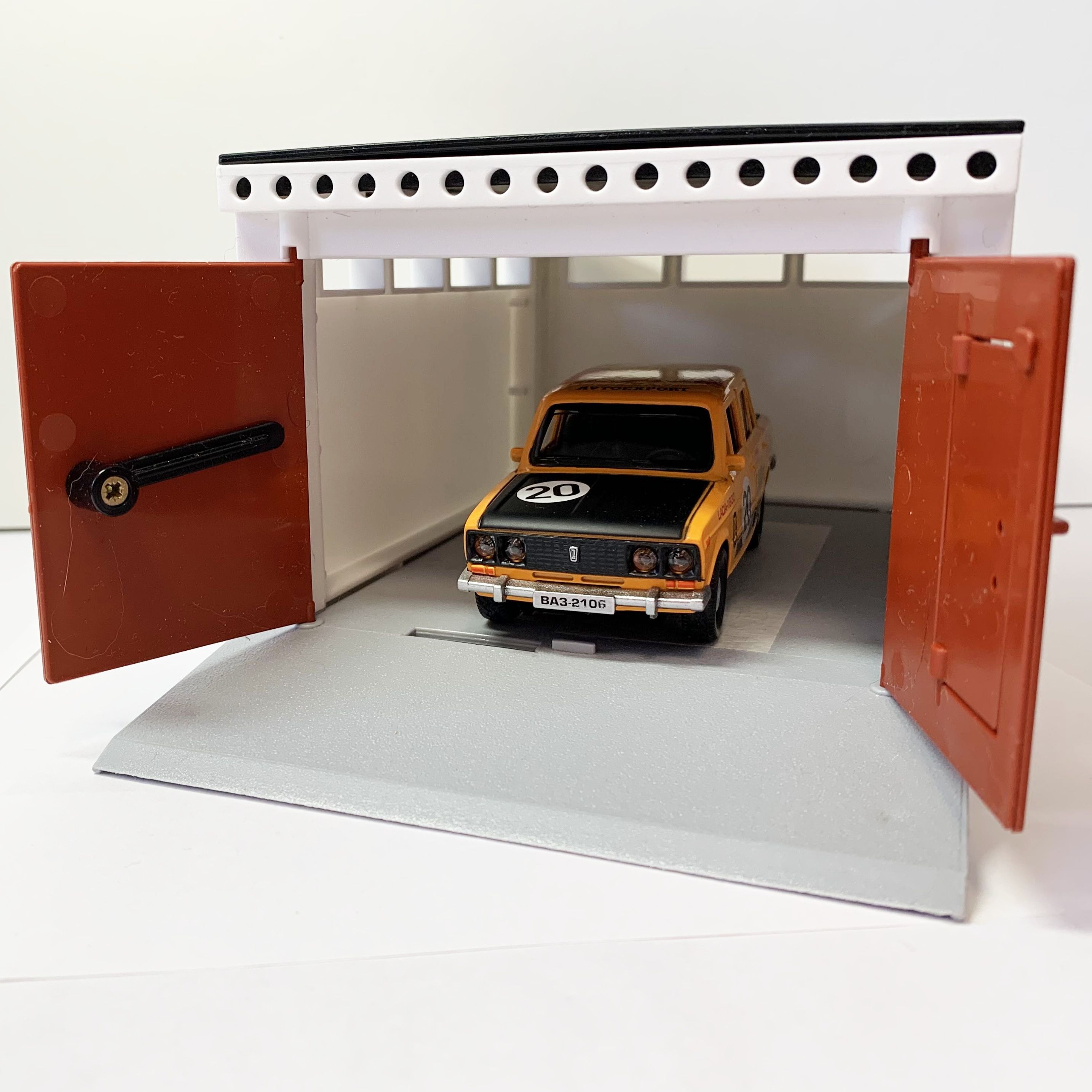 Гараж с распашными воротами и металлическая инерционная машинка ВАЗ 2106 СПОРТ с открывающимися дверями и багажником оранжевая