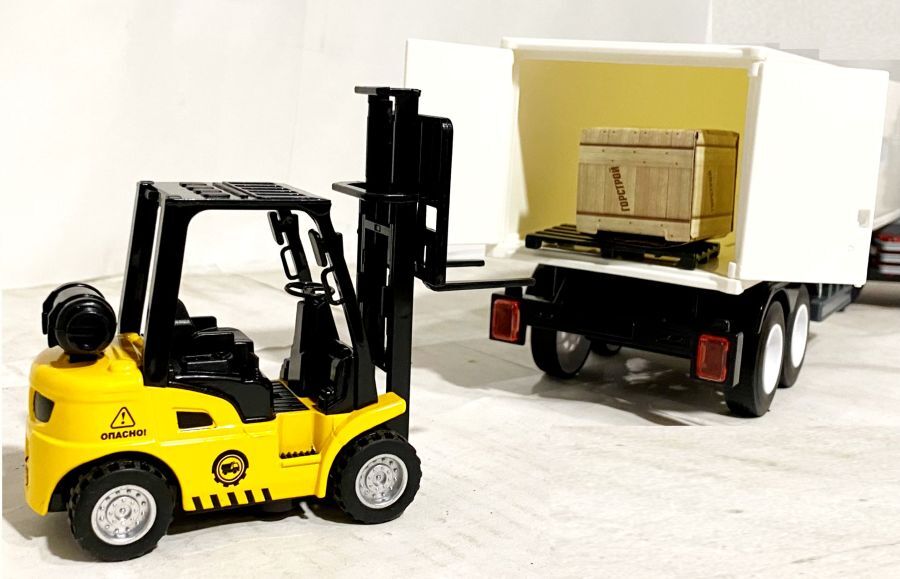 Машинка перевозка мебели с мебелью 7 предметов - автофургон 30 см, инерционный ход, свет, 4 звука Профи