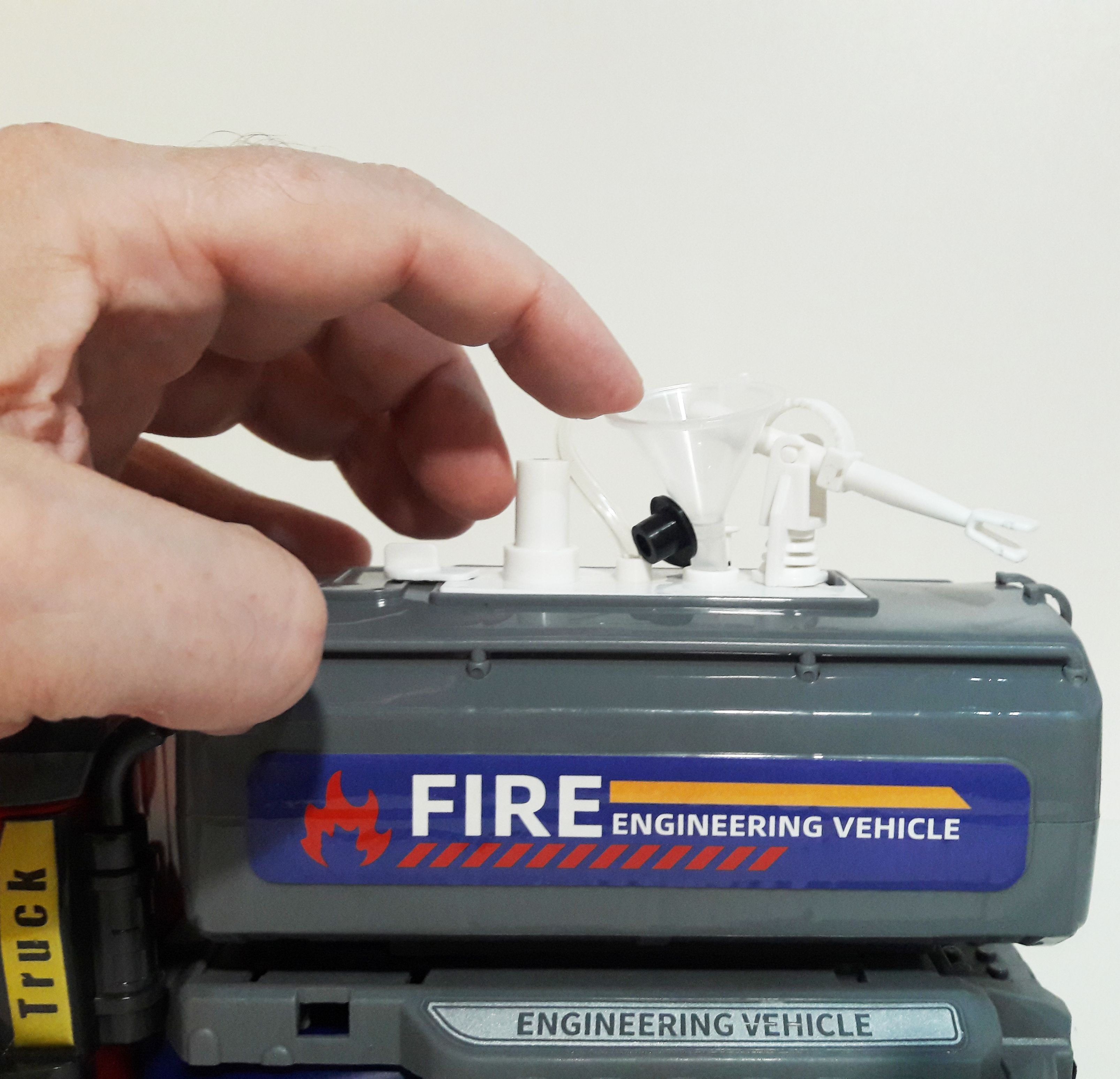 Игрушка пожарная машина с цистерной и насосом - брызгалкой инерция свет, звук - 25 см