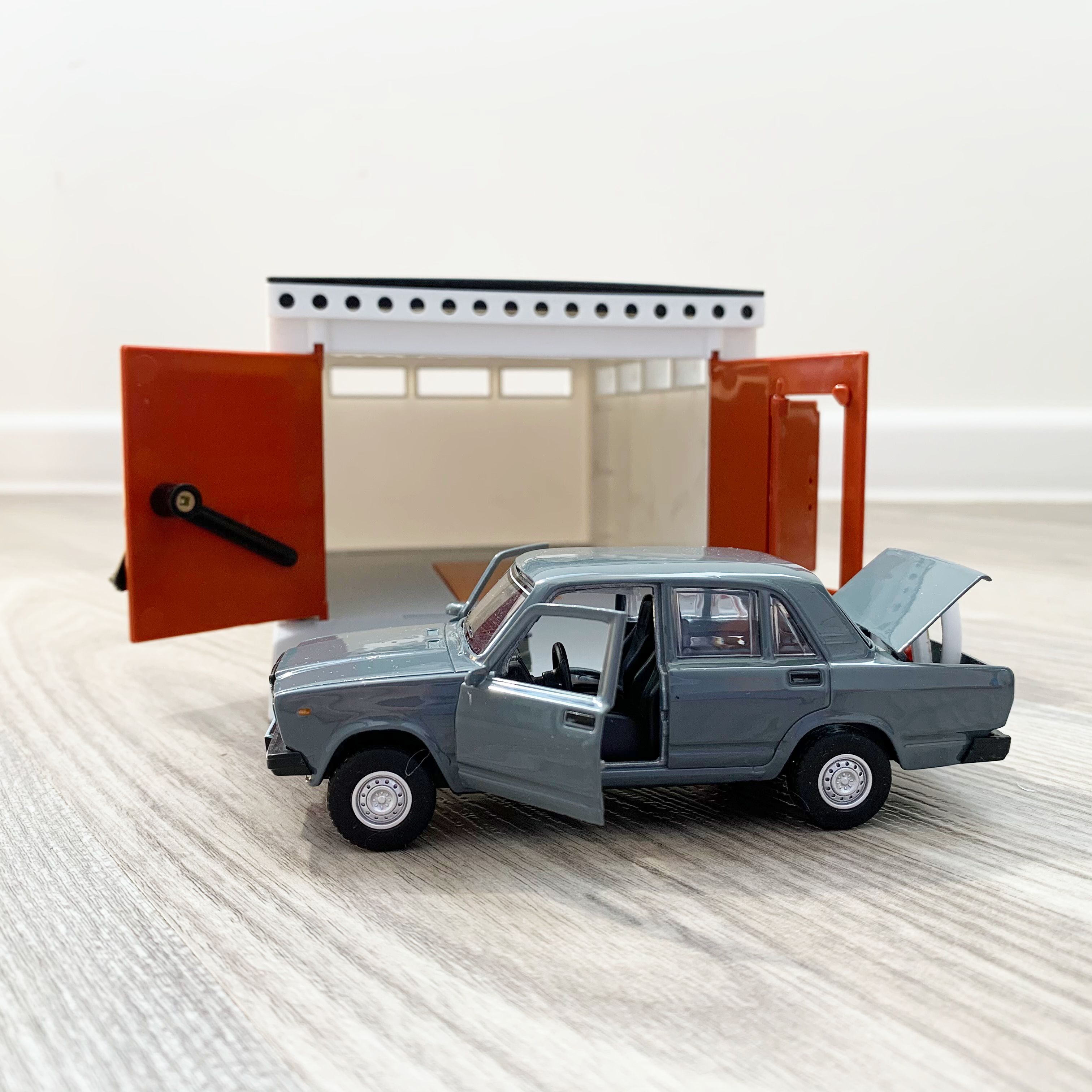 Гараж с распашными воротами и металлическая машинка 12 см модель ВАЗ 2107 инерция, 2 откр. двери и багажник - серая