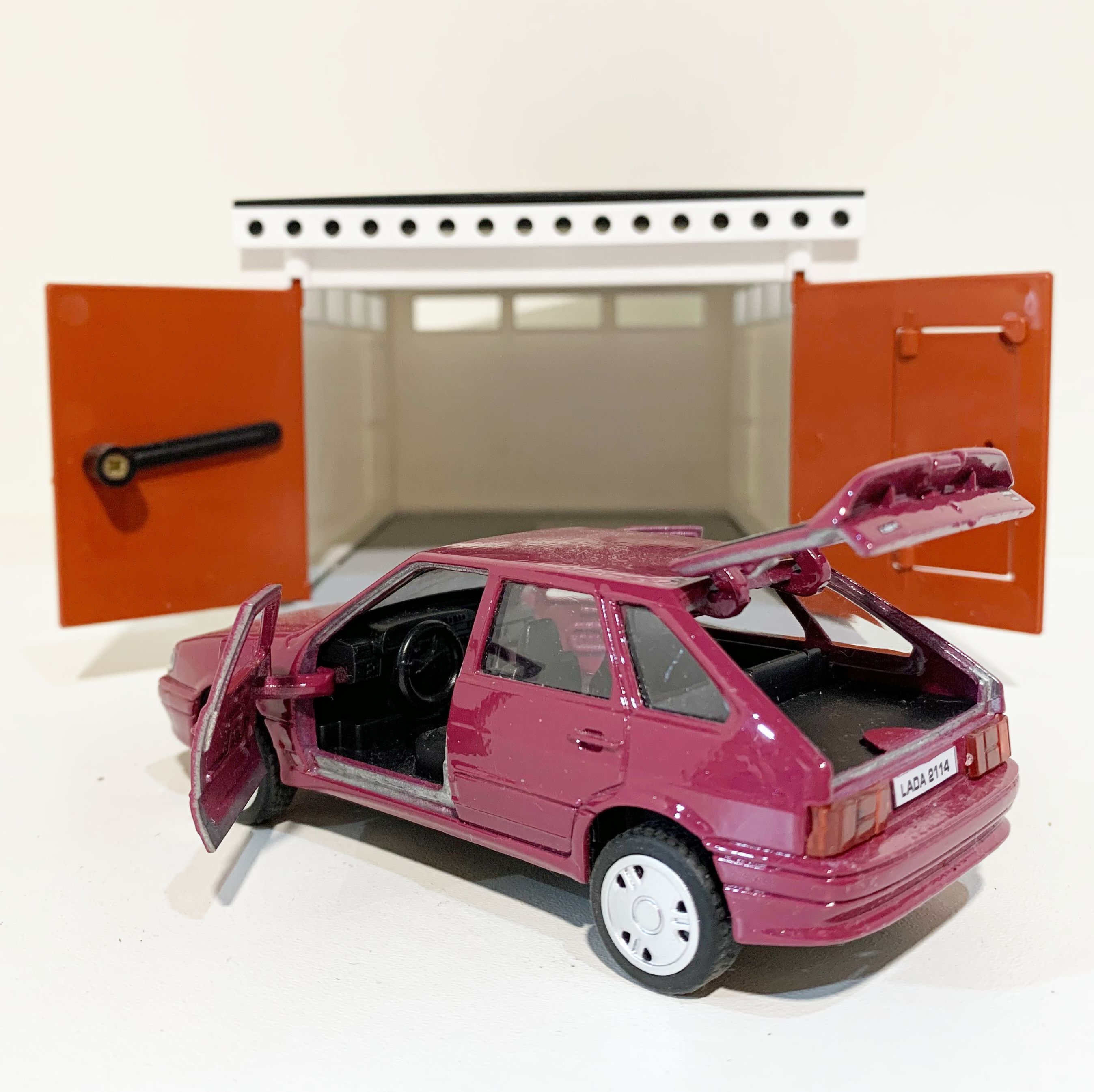 Гараж с распашными воротами и металлическая инерционная машинка ВАЗ 2114 с открывающимися дверями и багажником бордовая