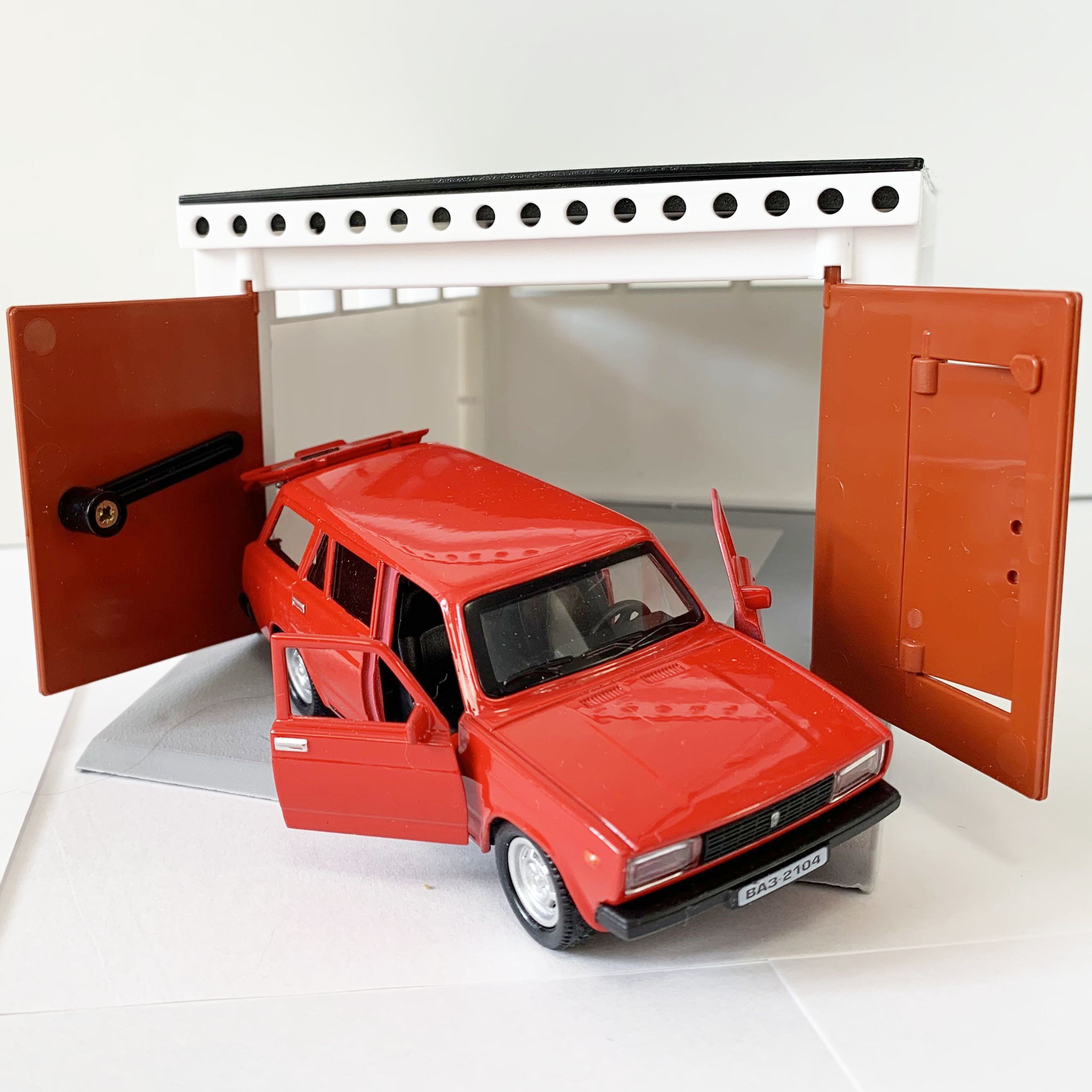 Игрушка гараж с распашными воротами 21 см - 12 см машинка 2104 металл, инерция, 2 открывающиеся двери и багажник - красная
