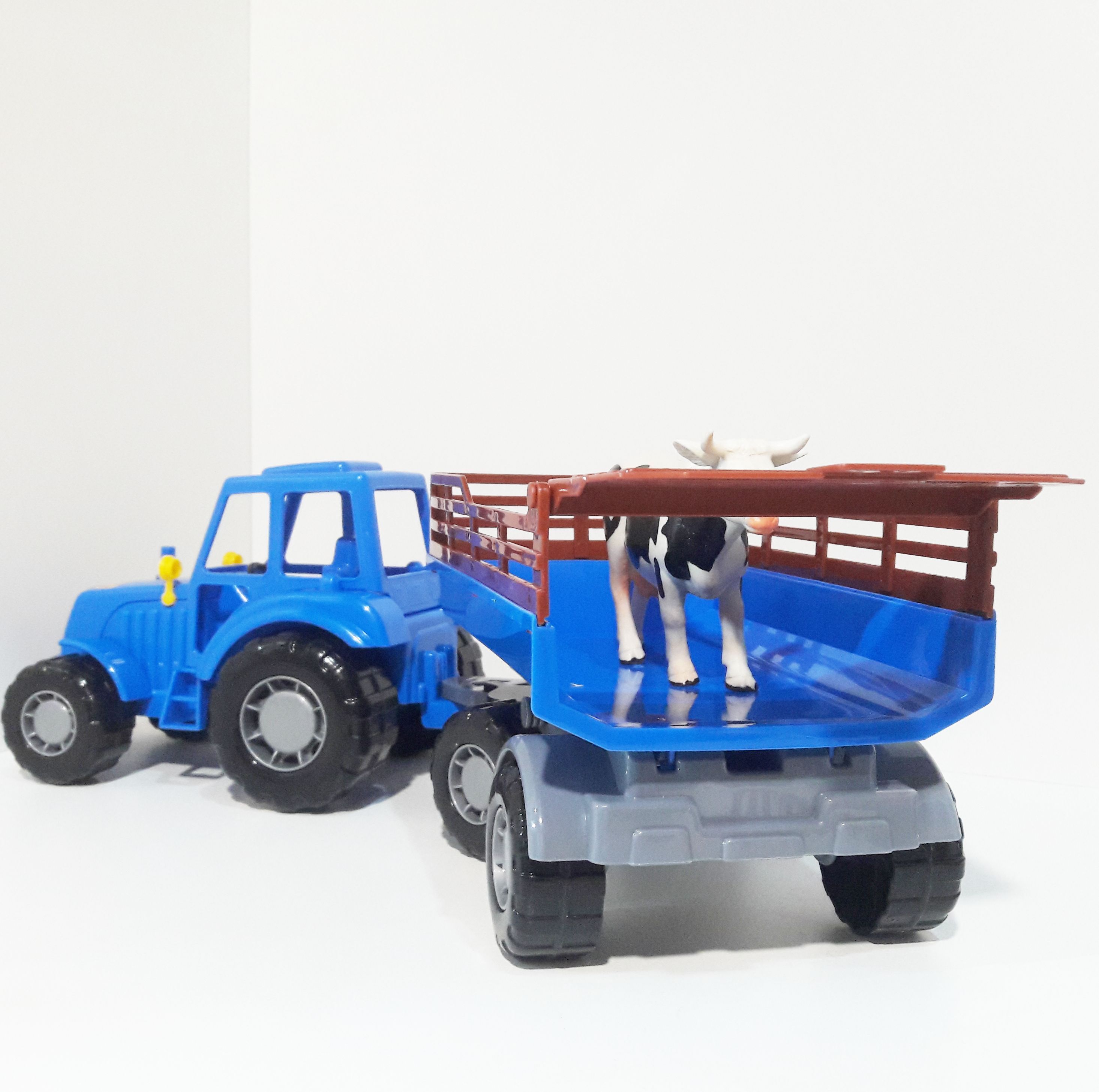 Синий трактор с прицепом 44 см и животное корова