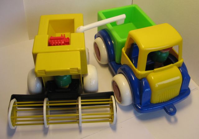 Набор детских автомобилей. Игрушечный грузовик и комбайн. Набор детских автомобилей. Игрушечный грузовик и комбайн.