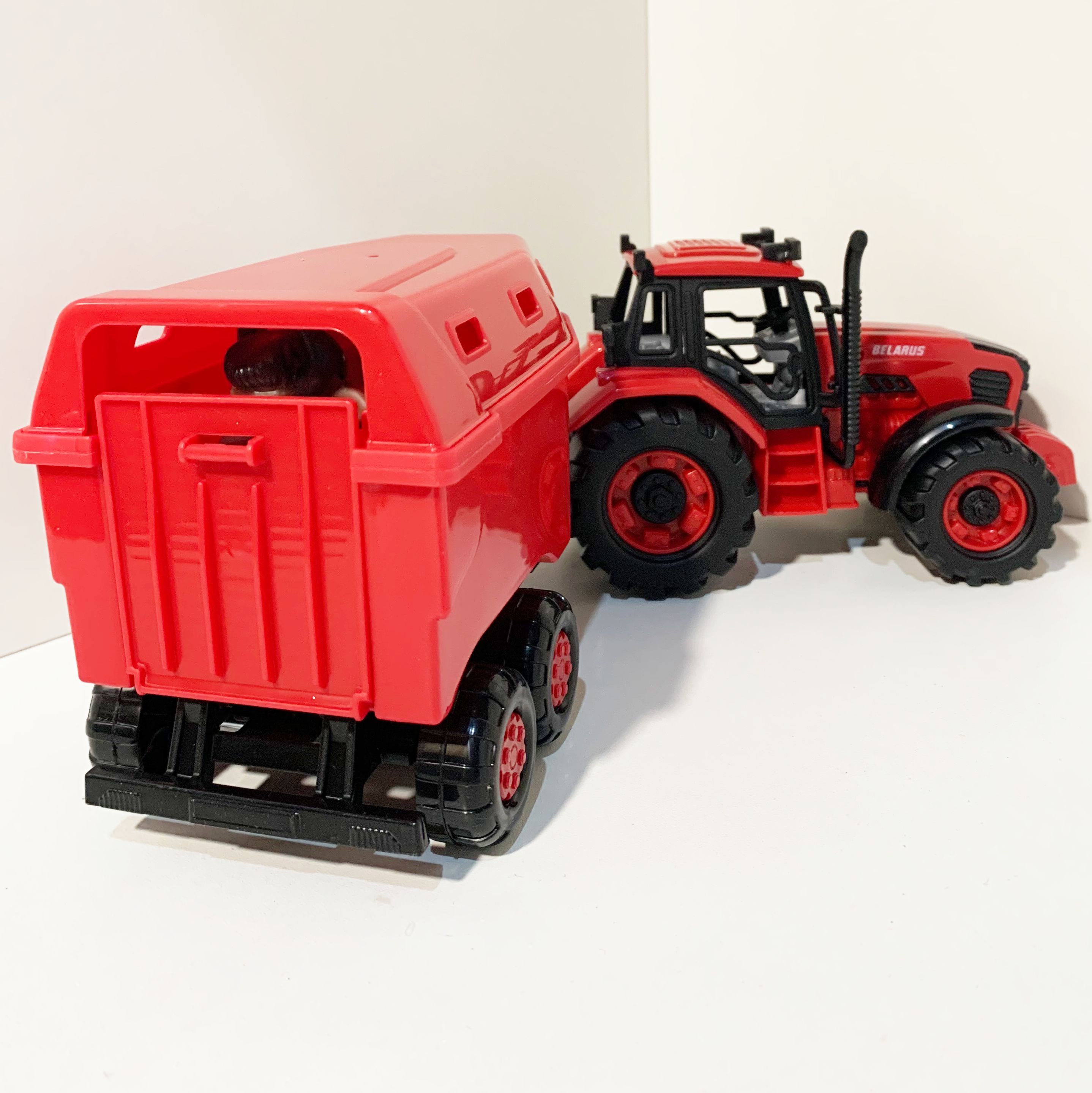 Инерционный трактор BELARUS с прицепом для перевозки 37 см и животным-коровкой 12 см