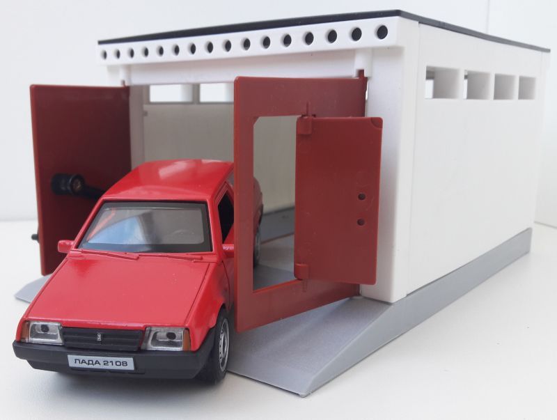 Гараж разборный и металлическая машинка 12 см с инерционным механизмом и открывающимися дверями красная