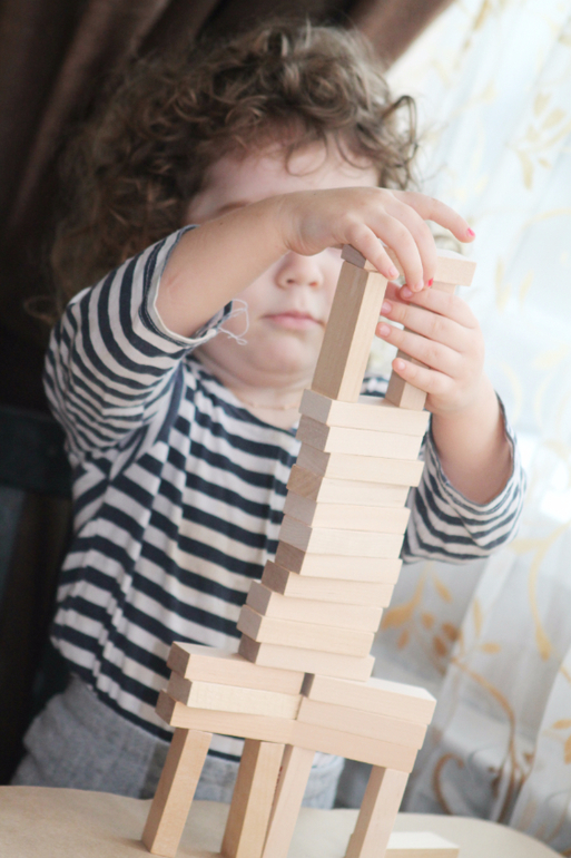 Игра башня из брусков с заданиями