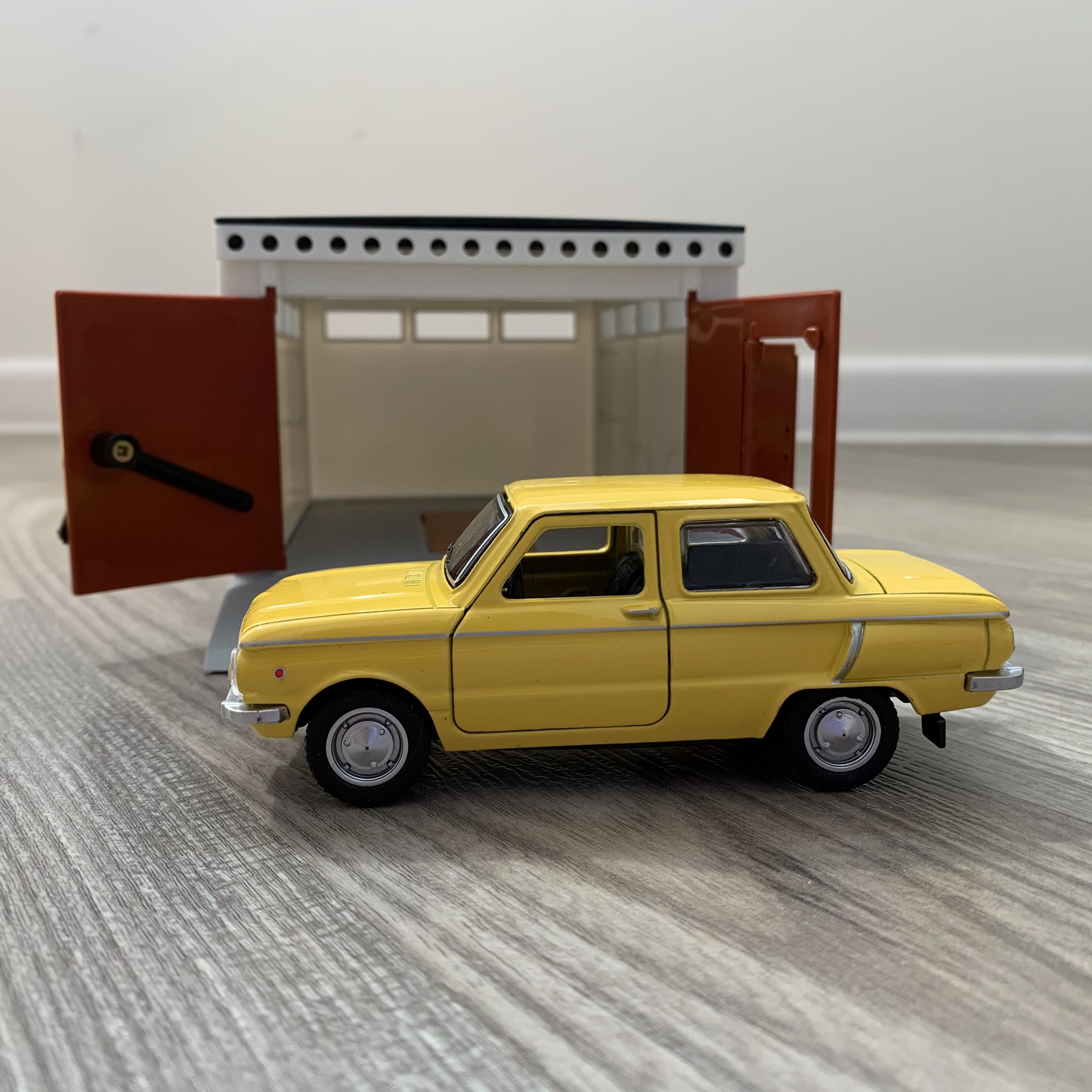 Гараж с распашными воротами и металлическая машинка 12 см модель Запорожец ЗАЗ-968А инерция, открытие 2-х дверей, багажника - желтый