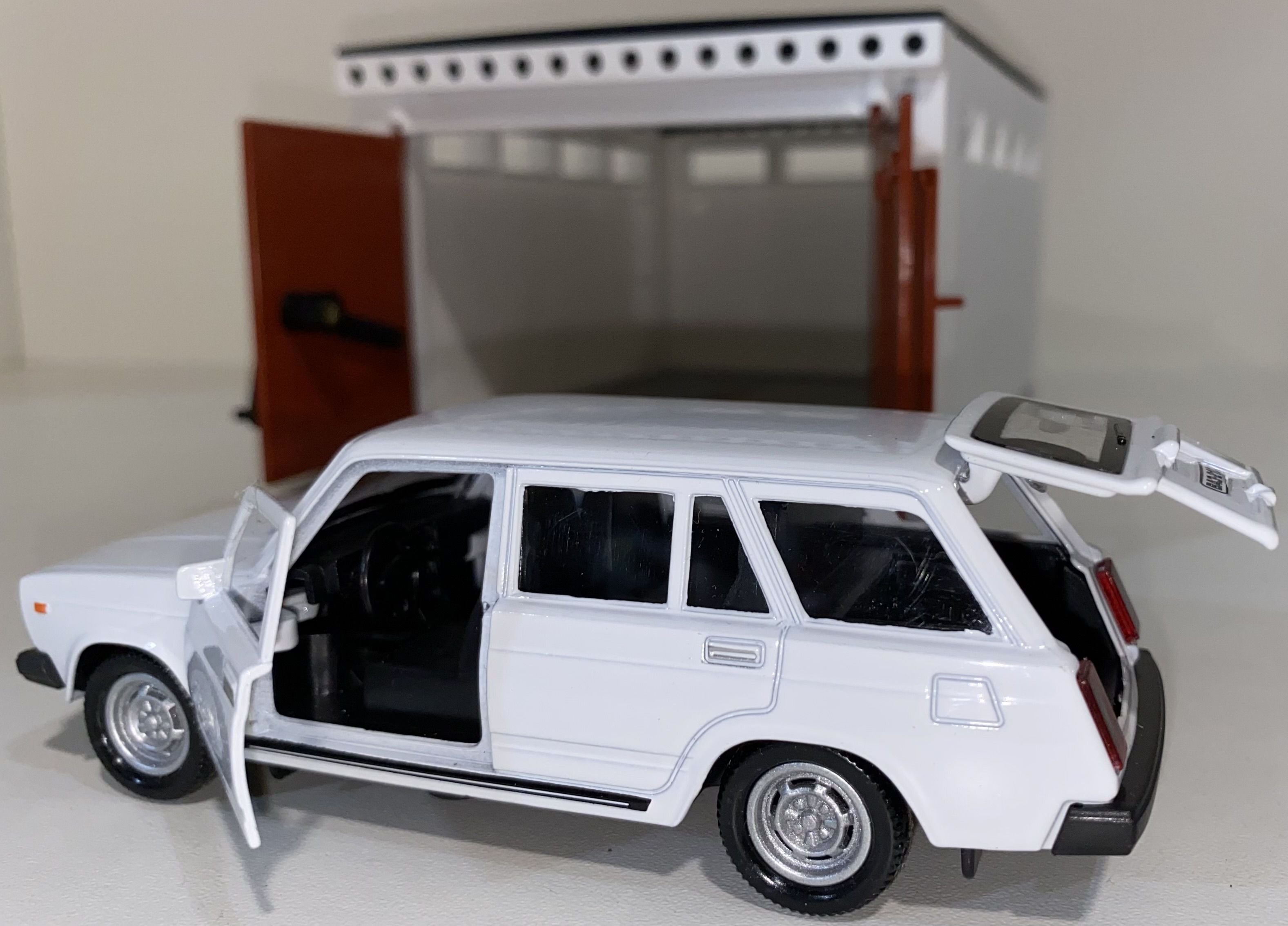 Металлическая инерционная машинка ЛАДА Классика универсал 2104 белая