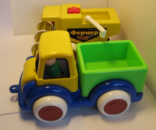 Набор детских автомобилей. Игрушечный грузовик и комбайн. Набор детских автомобилей. Игрушечный грузовик и комбайн.