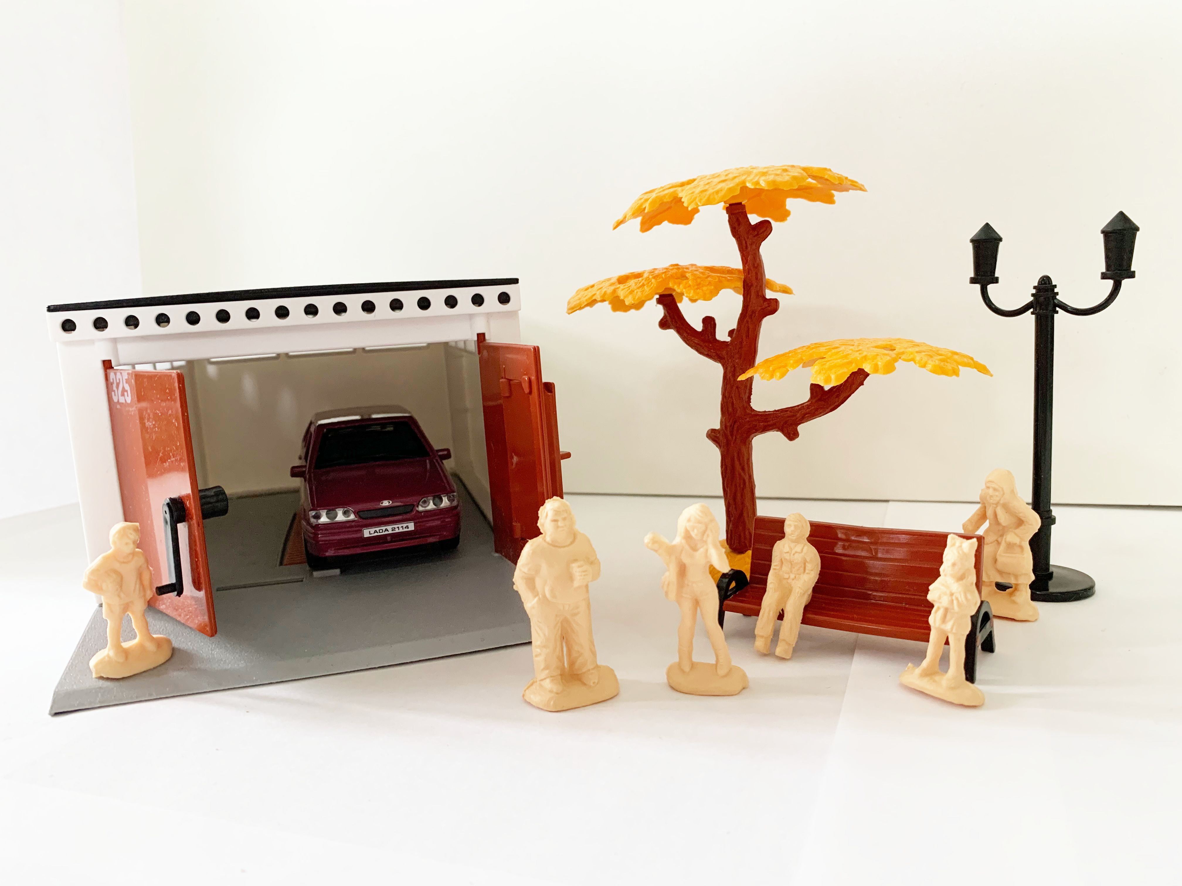 Гараж с распашными воротами и металлическая инерционная машинка ВАЗ 2114 с открывающимися дверями и багажником бордовая с 6-ю фигурками людей