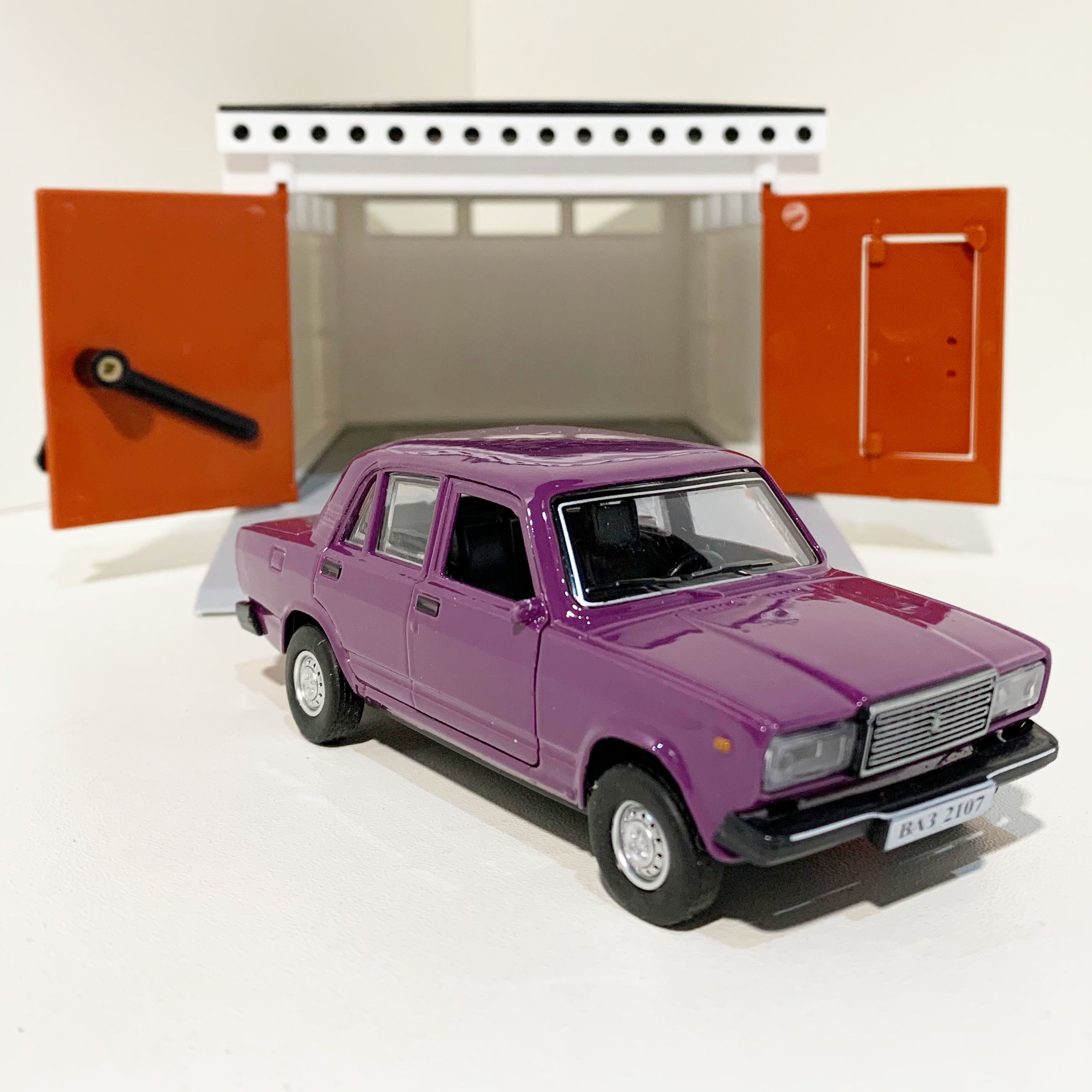 Гараж с распашными воротами и металлическая машинка 12 см модель ВАЗ 2107 инерция, 2 откр. двери и багажник - баклажан