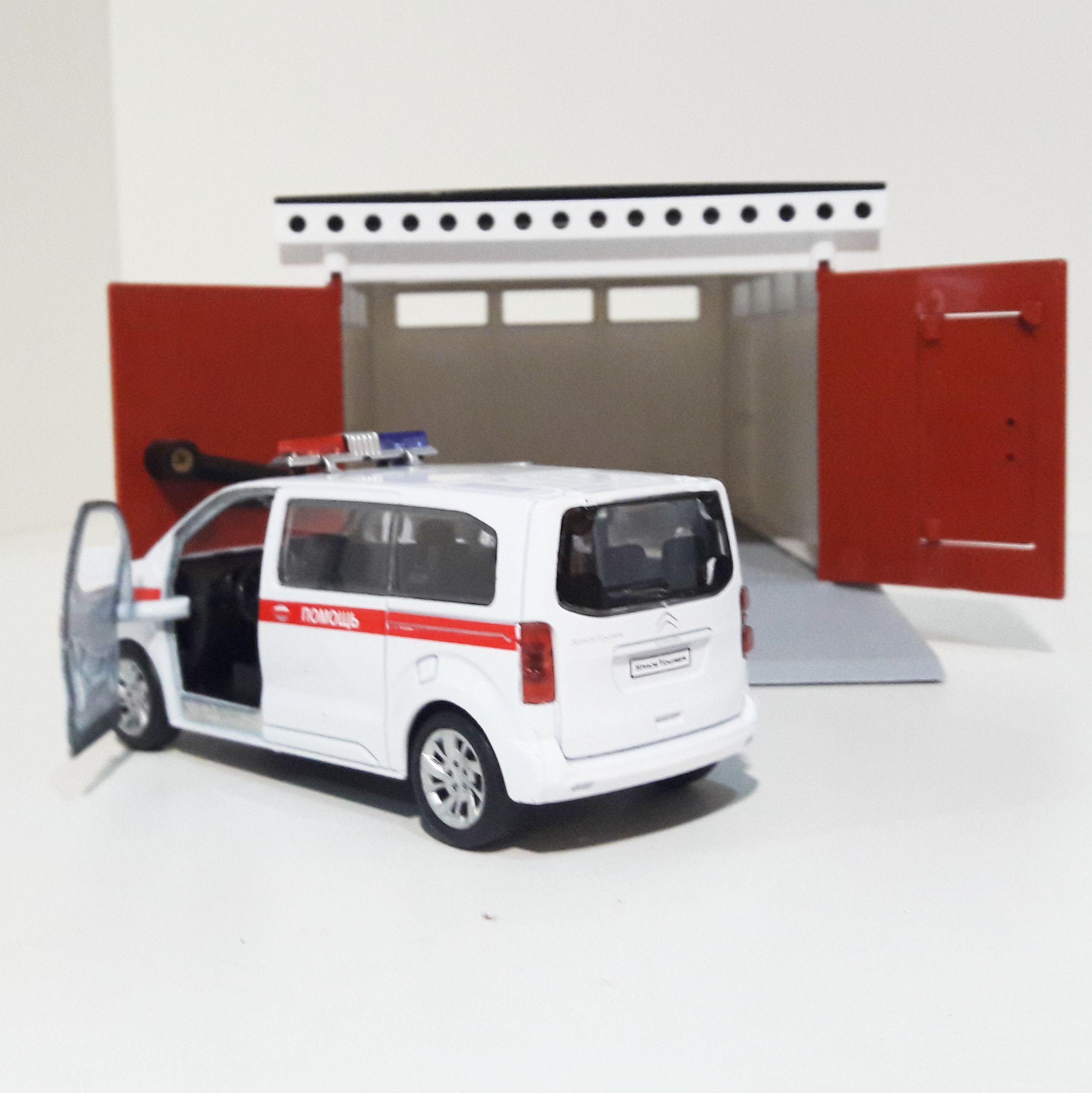 Набор- металлическая машинка скорая помощь 12 см инерция, открытие дверей - гараж с распашными воротами ретро СССР