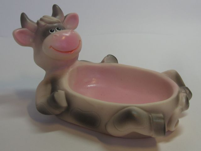 Детские мыльницы.  Дети моют руки с мыльницей Бычок.