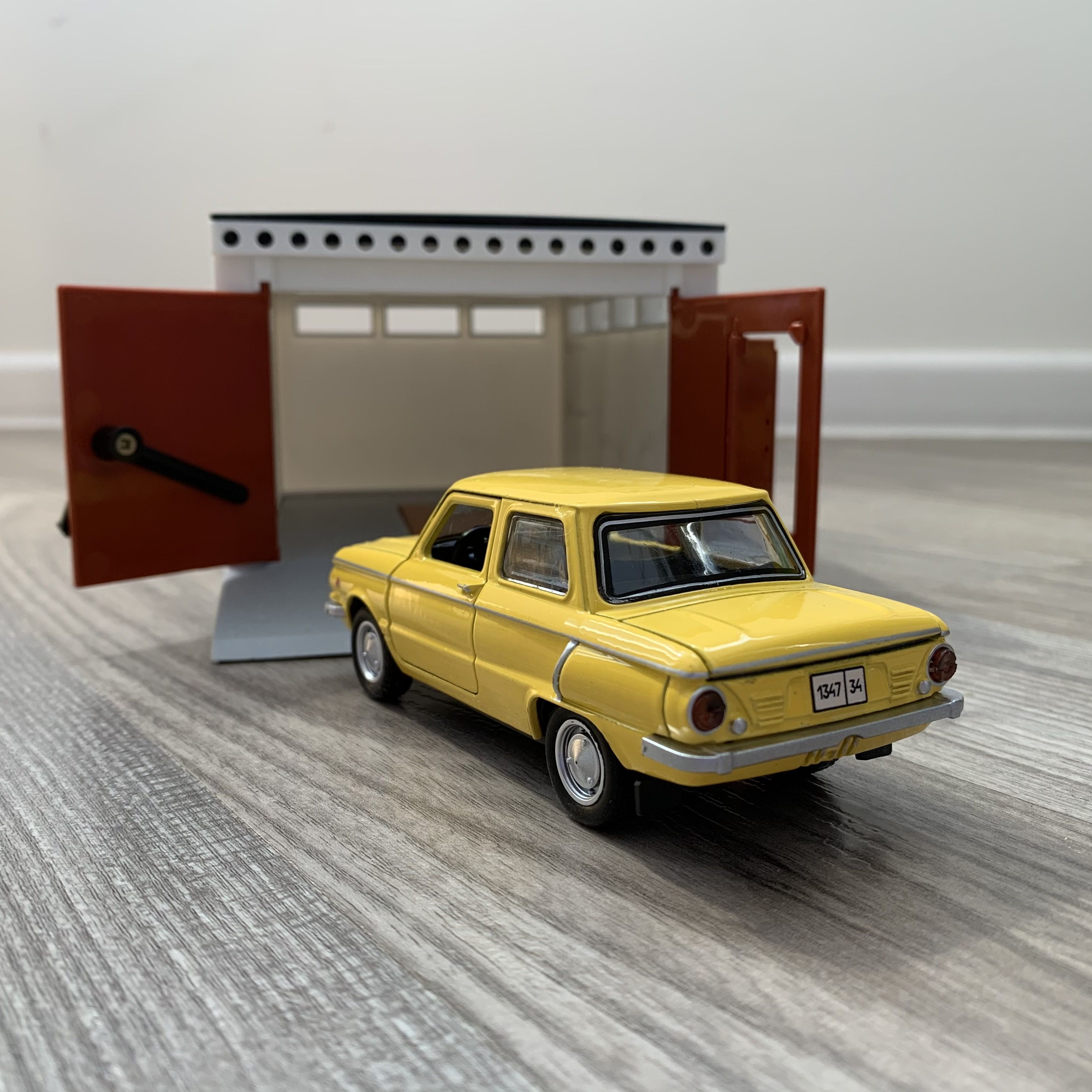 Гараж с распашными воротами и металлическая машинка 12 см модель Запорожец ЗАЗ-968А инерция, открытие 2-х дверей, багажника - желтый