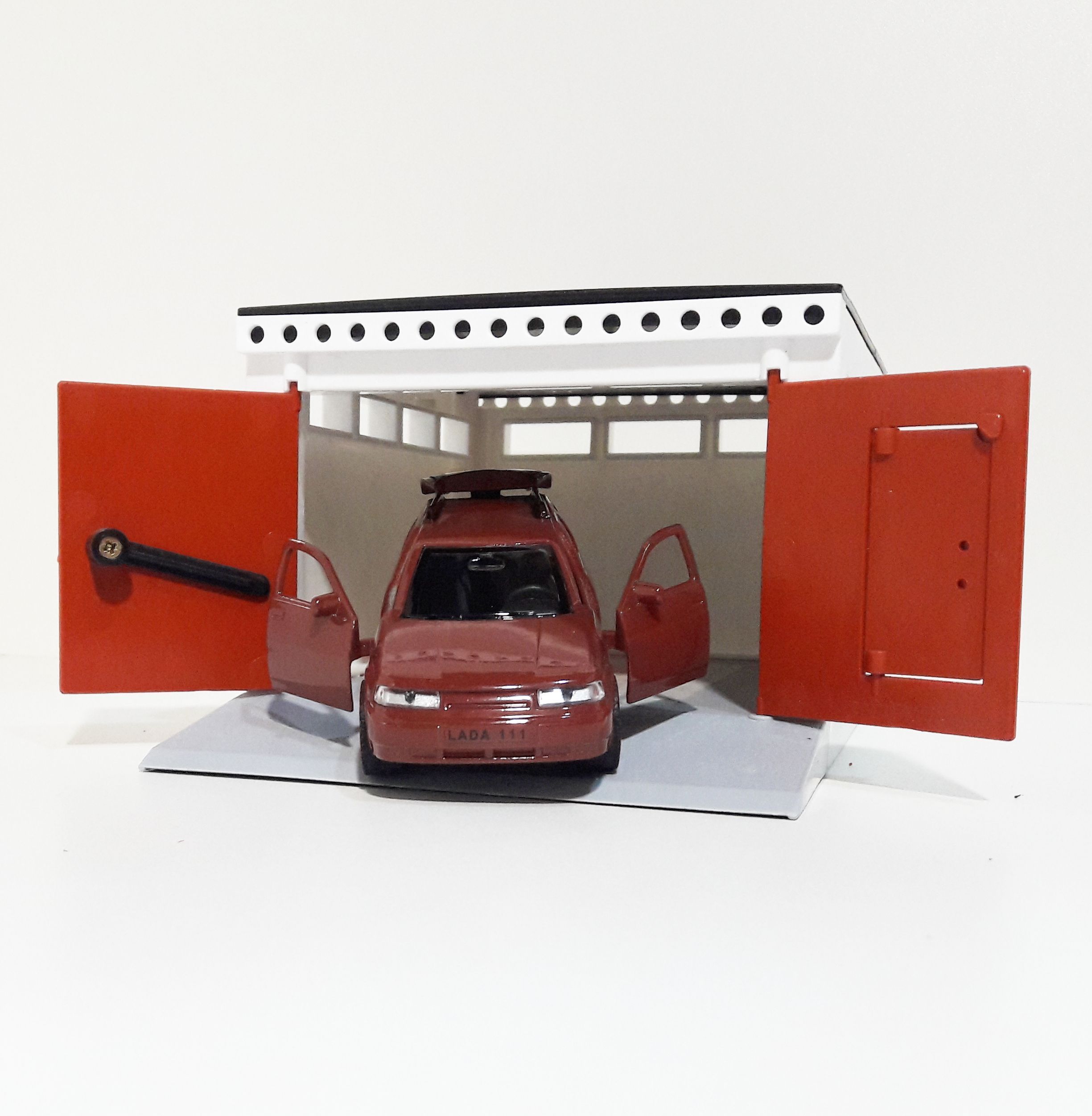 Гараж с распашными воротами и металлическая машинка универсал 2111 инерция, открывающиеся двери и багажник бордовая