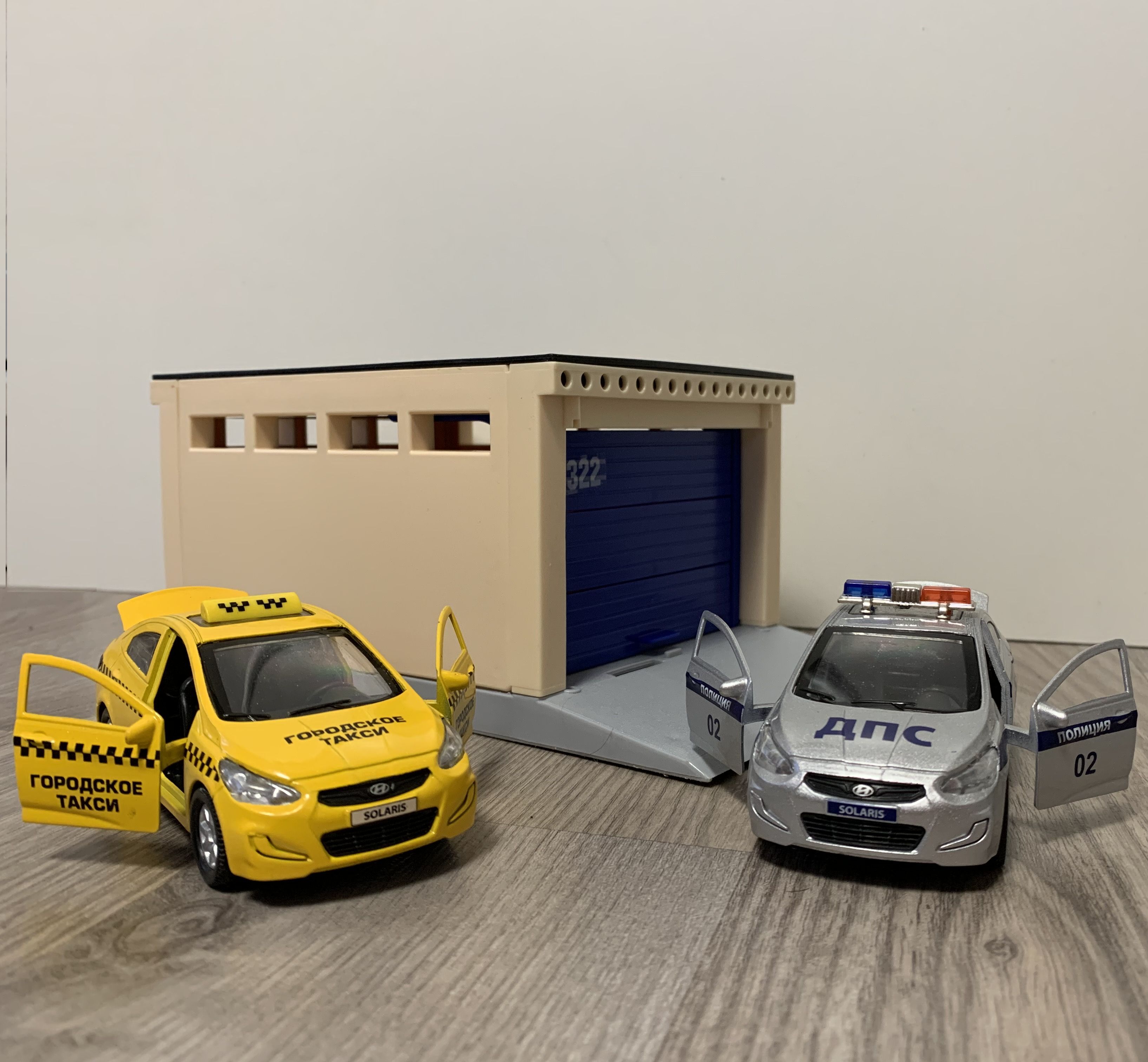 Разборный гараж с подъемными воротами на 2 машинки и 2 металлические инерционные машины 12 см с открывающимися дверями