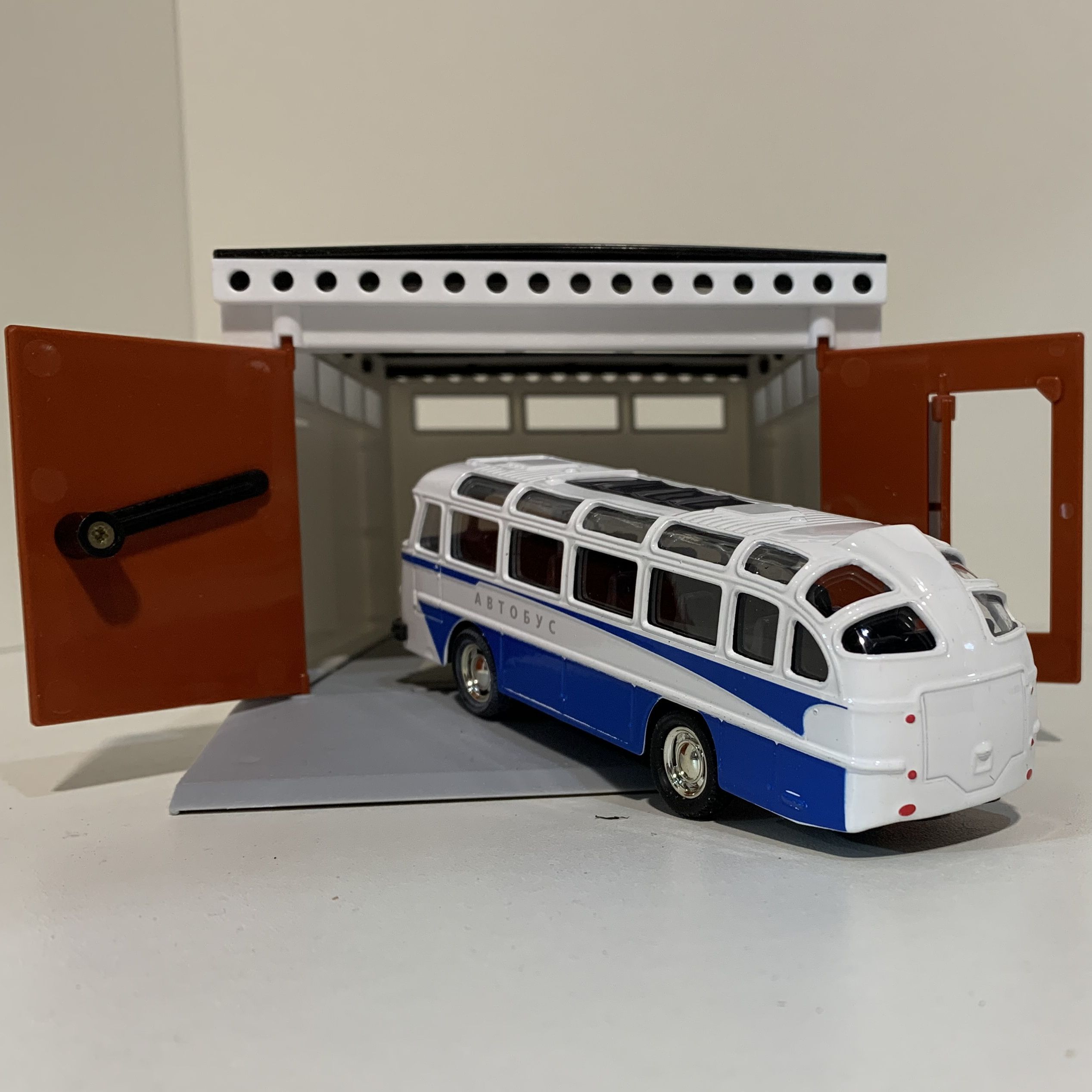 Детский гараж с распашными воротами и металлический инерционный ретро автобус ЛАЗ 695 голубой