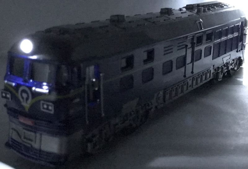 Игрушечный локомотив синий