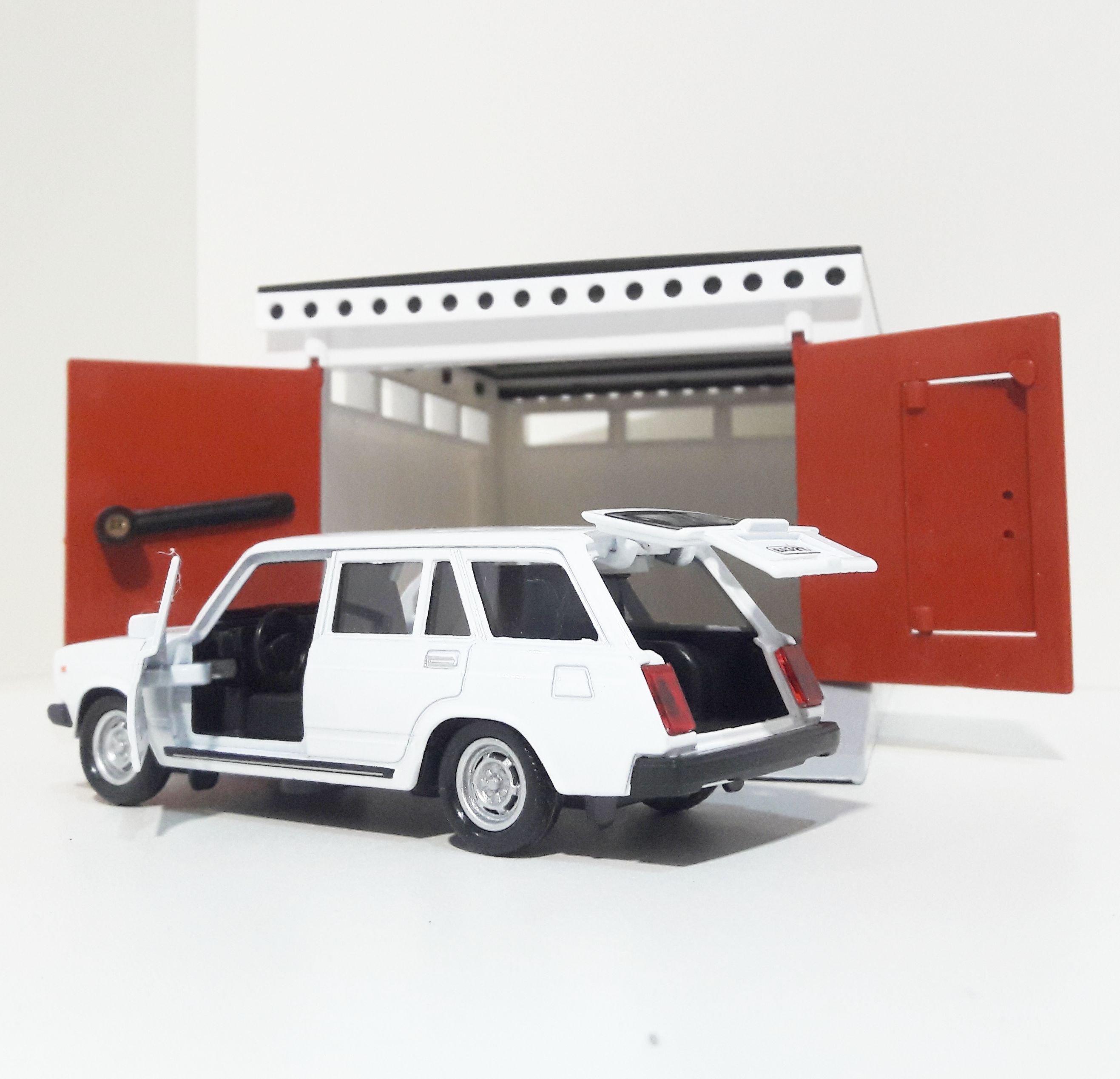 Игрушечный разборный гараж с распашными воротами 21 см и металлическая инерционная 12 см машинка 2104 с открывающимися дверями белая