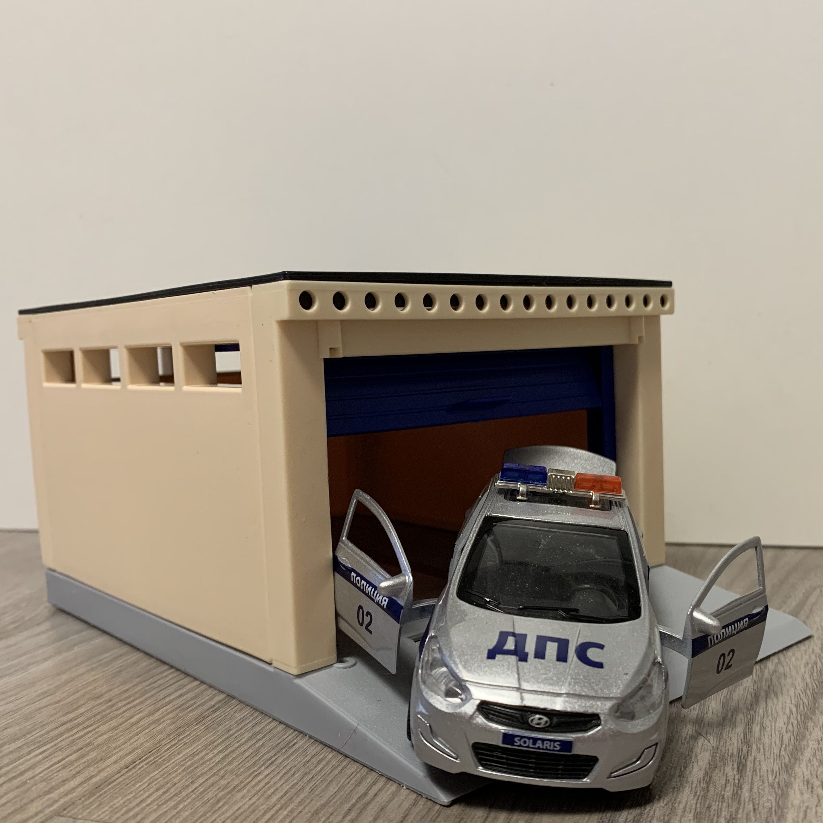 Гараж с подъемными воротами и машинка Полиция 12 см,