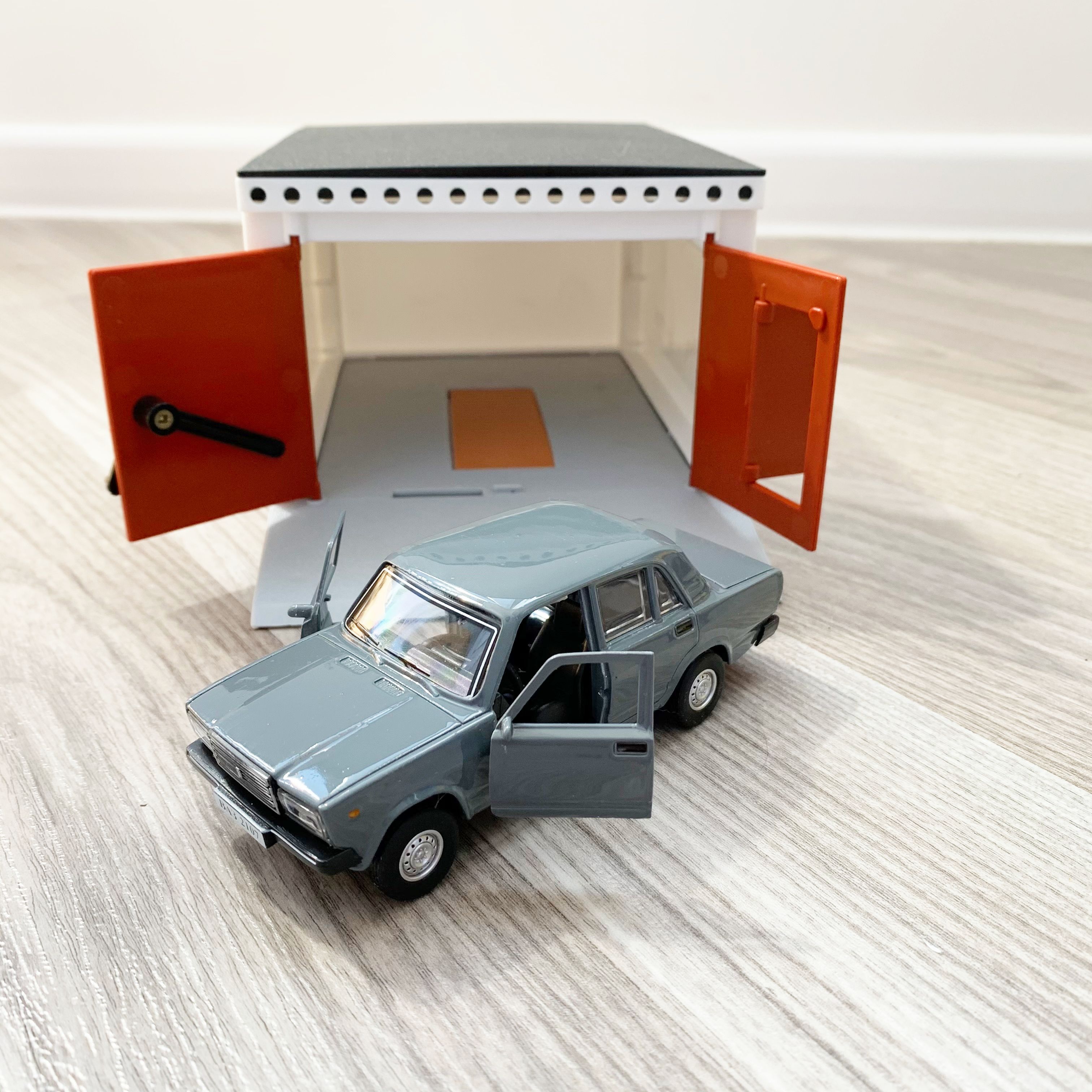 Гараж с распашными воротами и металлическая машинка 12 см модель ВАЗ 2107 инерция, 2 откр. двери и багажник - серая