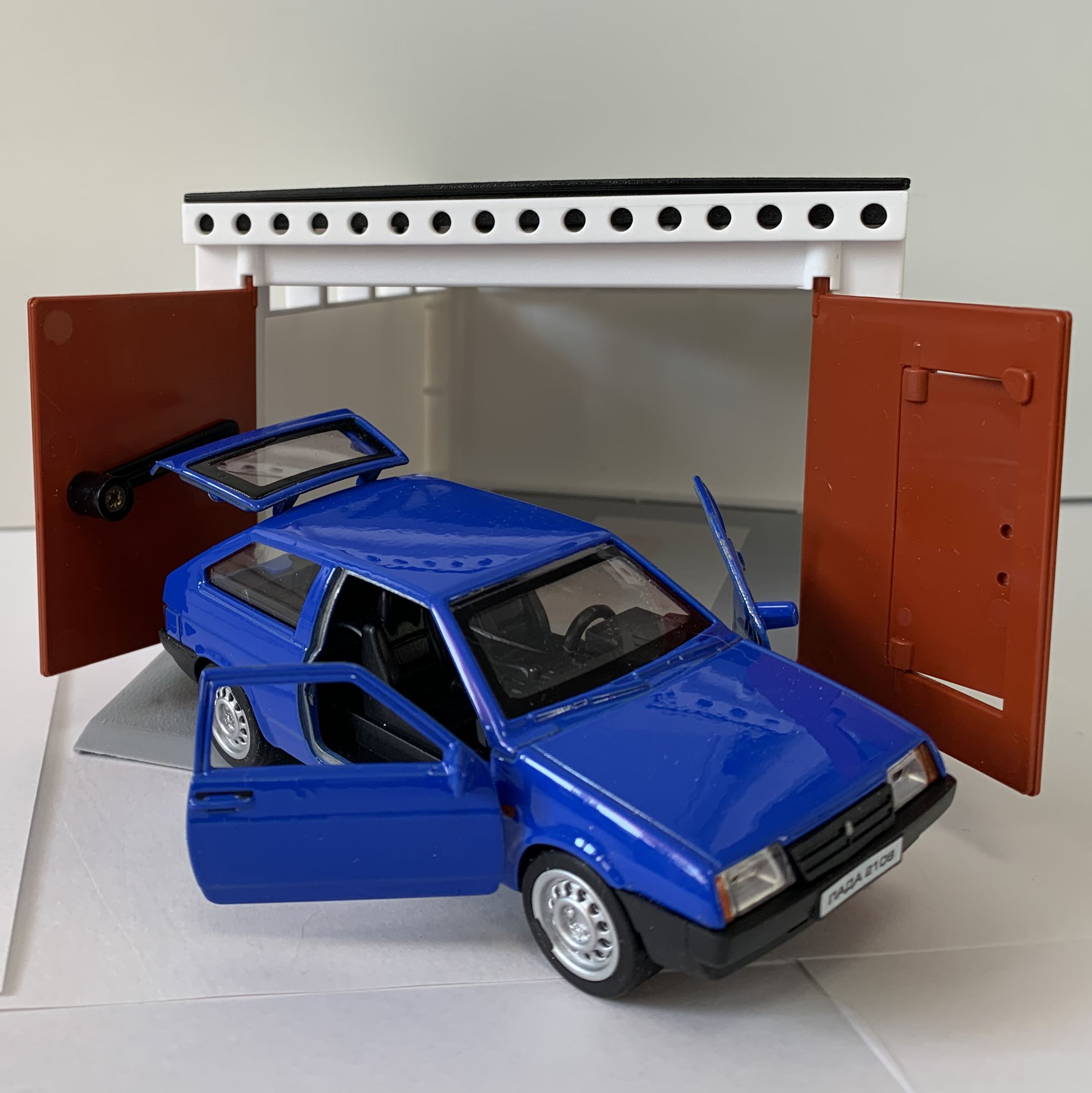 Гараж разборный с распашными воротами РЕТРО и легковая металлическая машинка 2108 12 см с инерционным механизмом и открывающимися дверями синяя