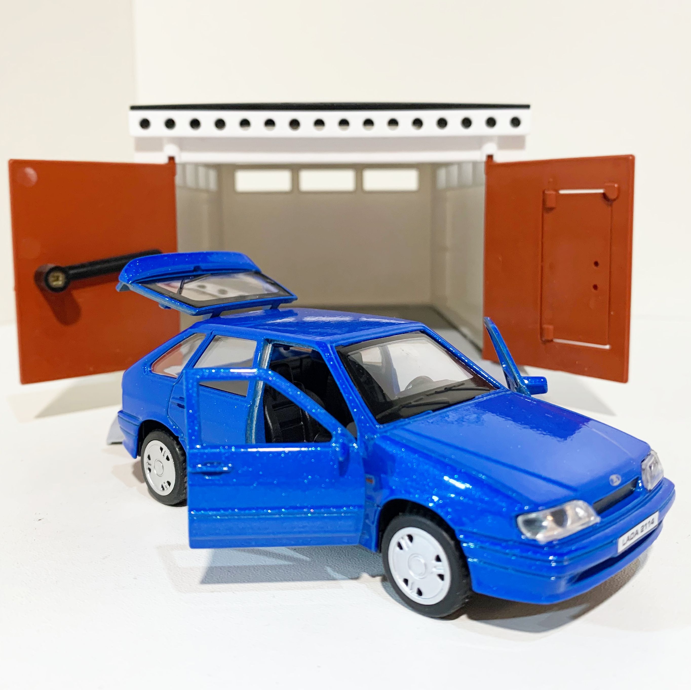 Гараж с распашными воротами и металлическая инерционная машинка ВАЗ 2114 с открывающимися дверями и багажником синяя