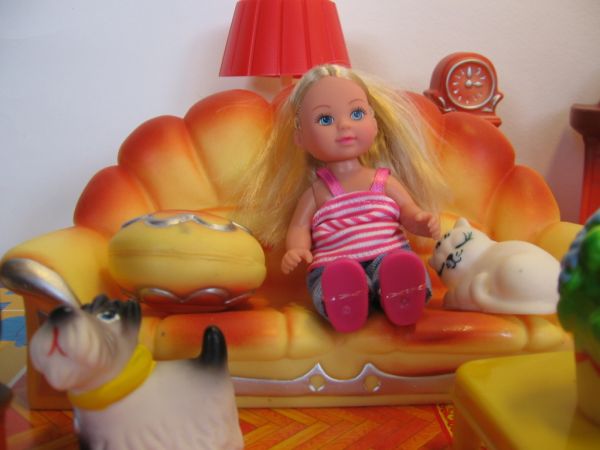 Интерьер для кукольного домика с мебелью и куклами