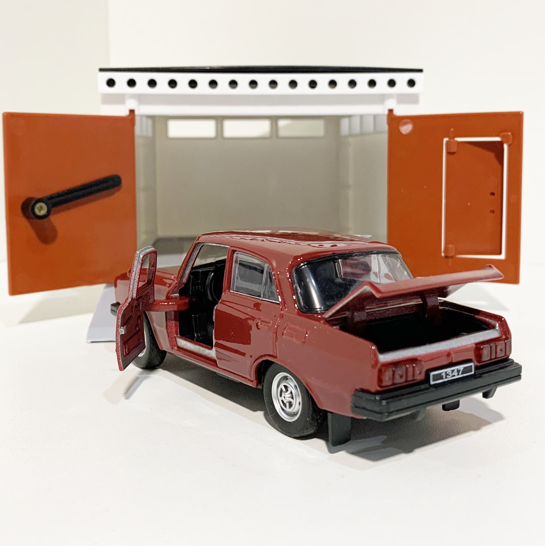 Гараж с распашными воротами и металлическая машинка модель Москвич-2140sl инерция, 2 откр. двери и багажник - вишневый